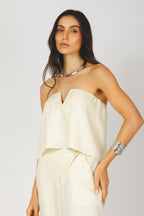 Conjunto cropped decote V e calça pantalona off white - detalhes frontal