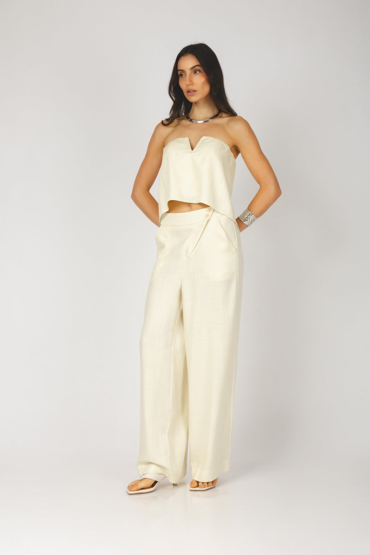 Conjunto cropped decote V e calça pantalona off white - vista frontal