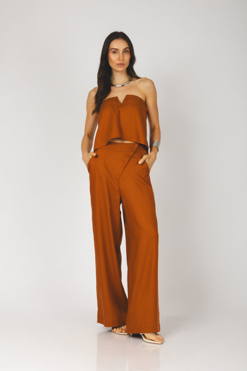 Conjunto cropped decote V e calça pantalona terracota - vsta frontal