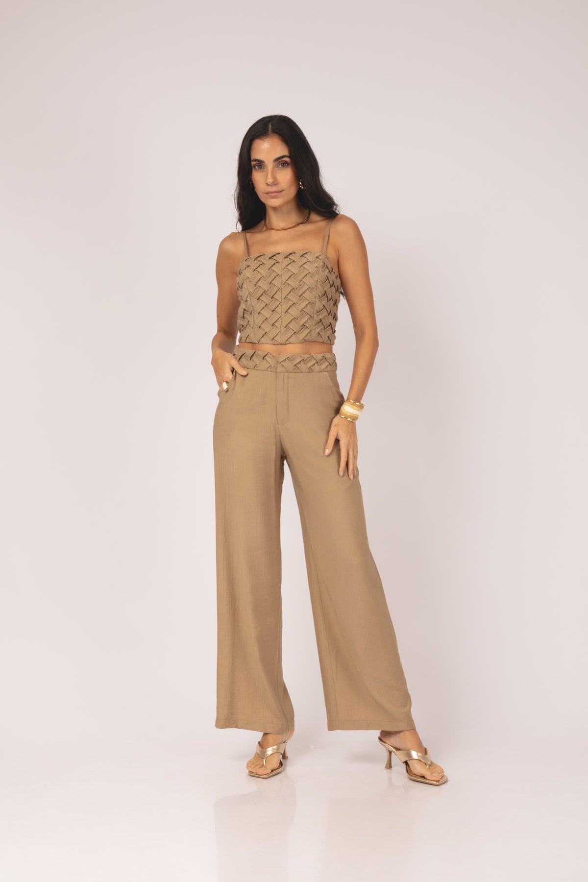 Conjunto cropped tressê e calça pantalona bege - vosta frontal