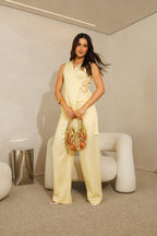 Conjunto de colete transpassado e calça pantalona amarelo - vista frontal