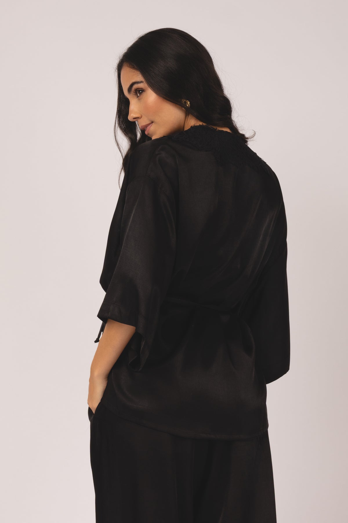 Conjunto kimono com renda e top faixa straplesspreto - detalhes posterior