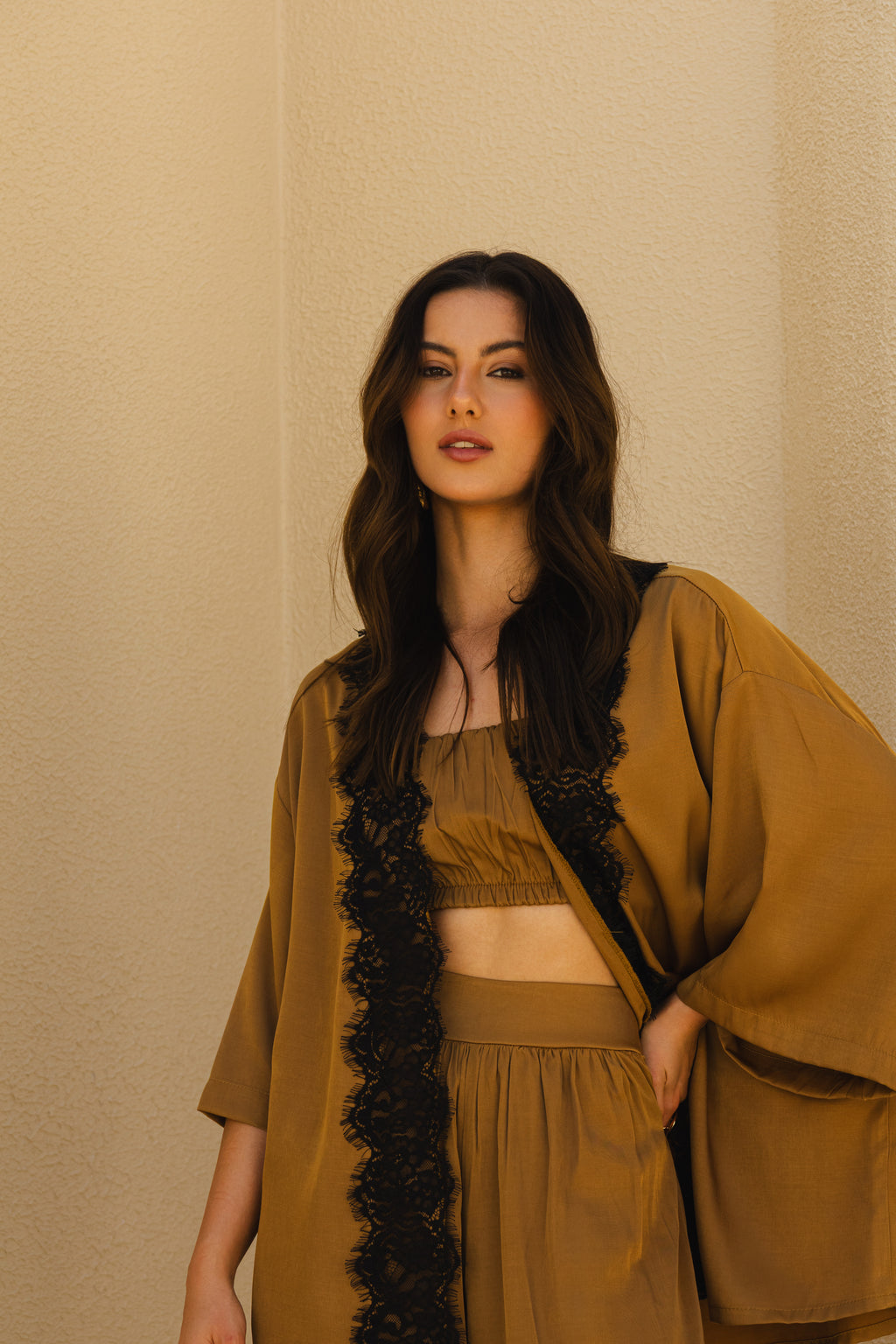 Conjunto kimono com renda e top faixa strapless marrom - detalhes frontal
