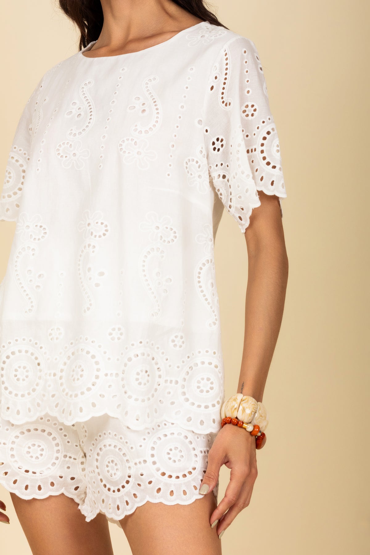 Conjunto short e blusa em laise branco - detalhes frontal