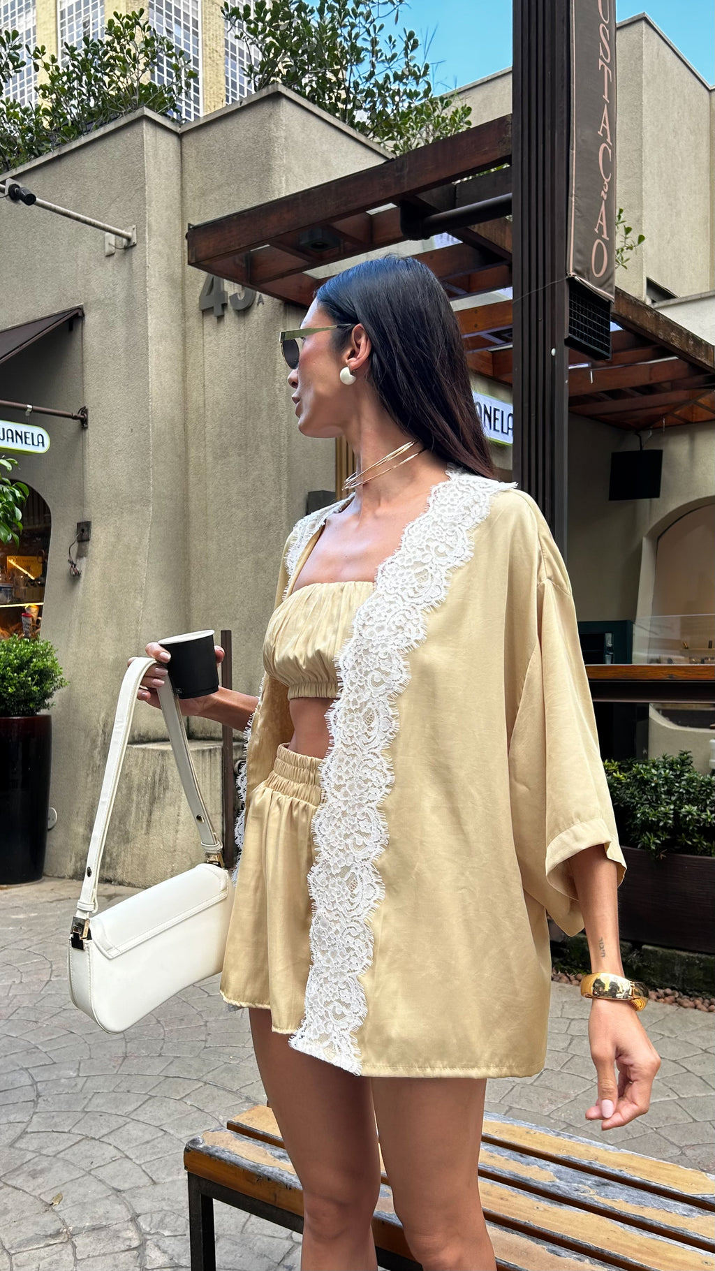 Conjunto kimono com renda e top faixa strapless dourado - vista lateral