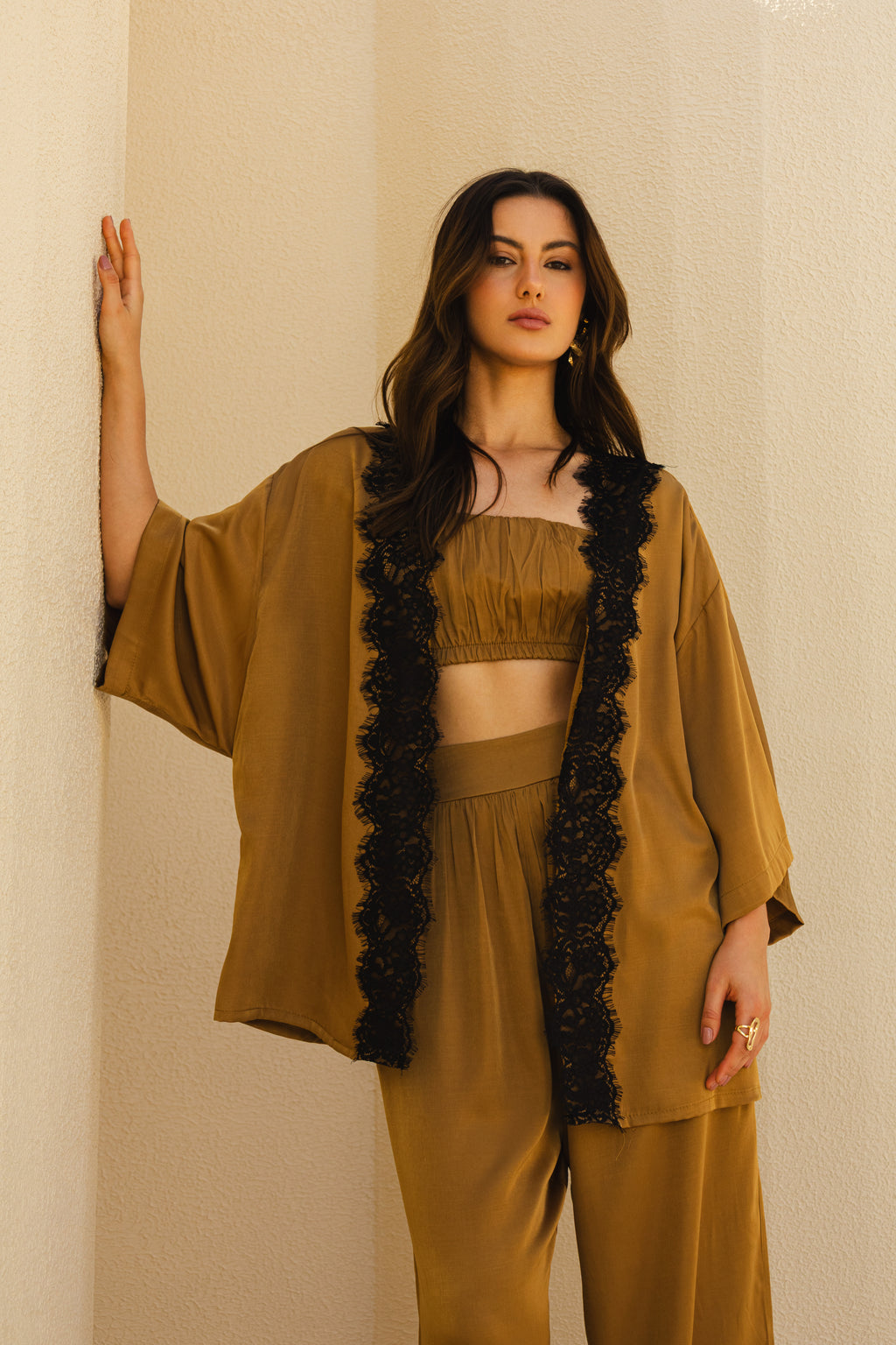 Conjunto kimono com renda e top faixa strapless marrom - vista frontal