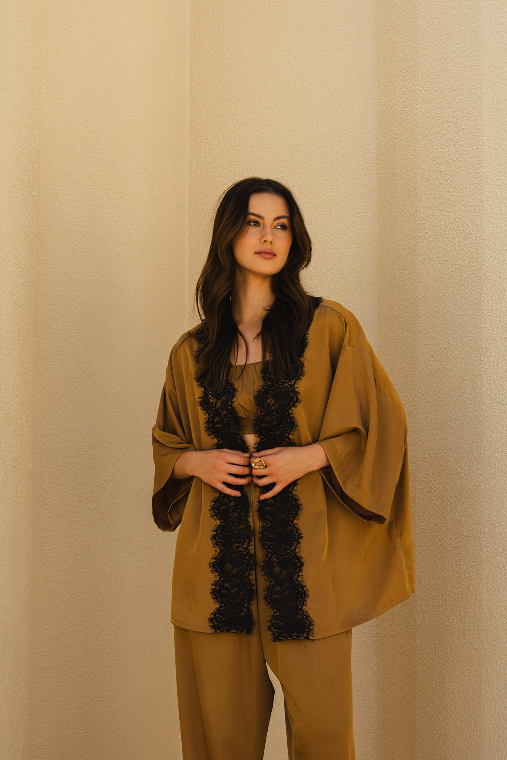 Conjunto kimono com renda e top strapless marrom - vista frontal