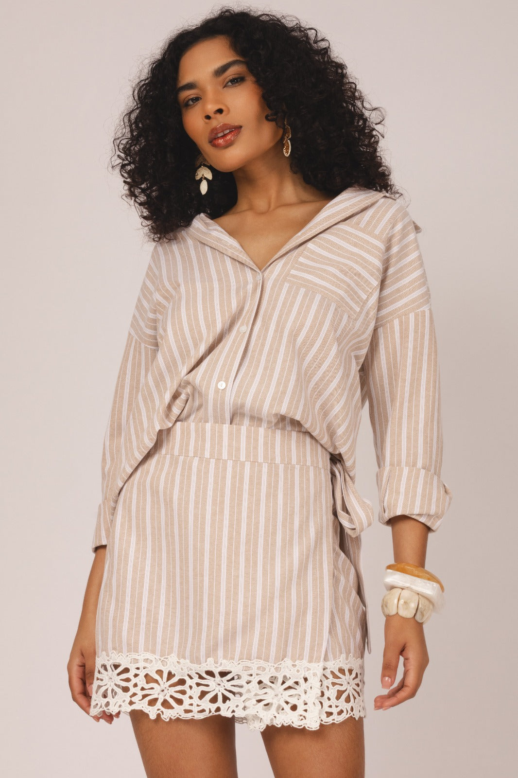 Conjunto listrado camisa e saia envelope com renda bege - vista frontal