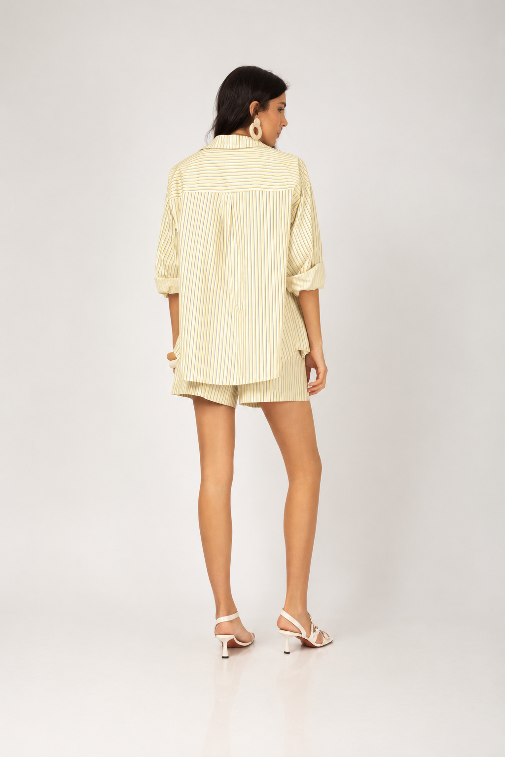 Conjunto listrado camisa manga longa e short com elástico amarelo - vista posterior