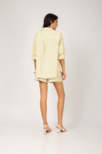 Conjunto listrado camisa manga longa e short com elástico amarelo - vista posterior