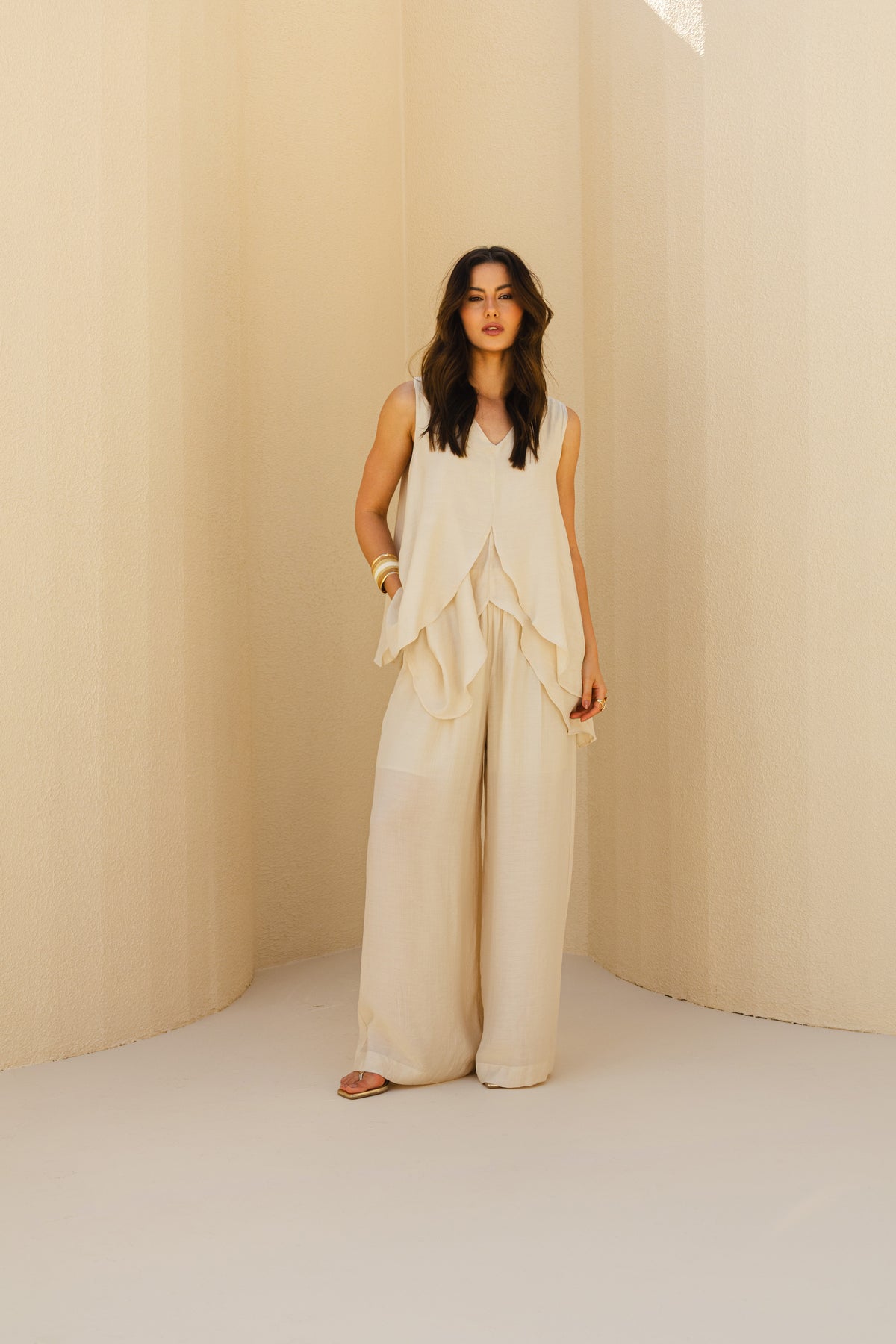 Conjunto regata com camadas assimétricas e calça pantalona off white - vista frontal