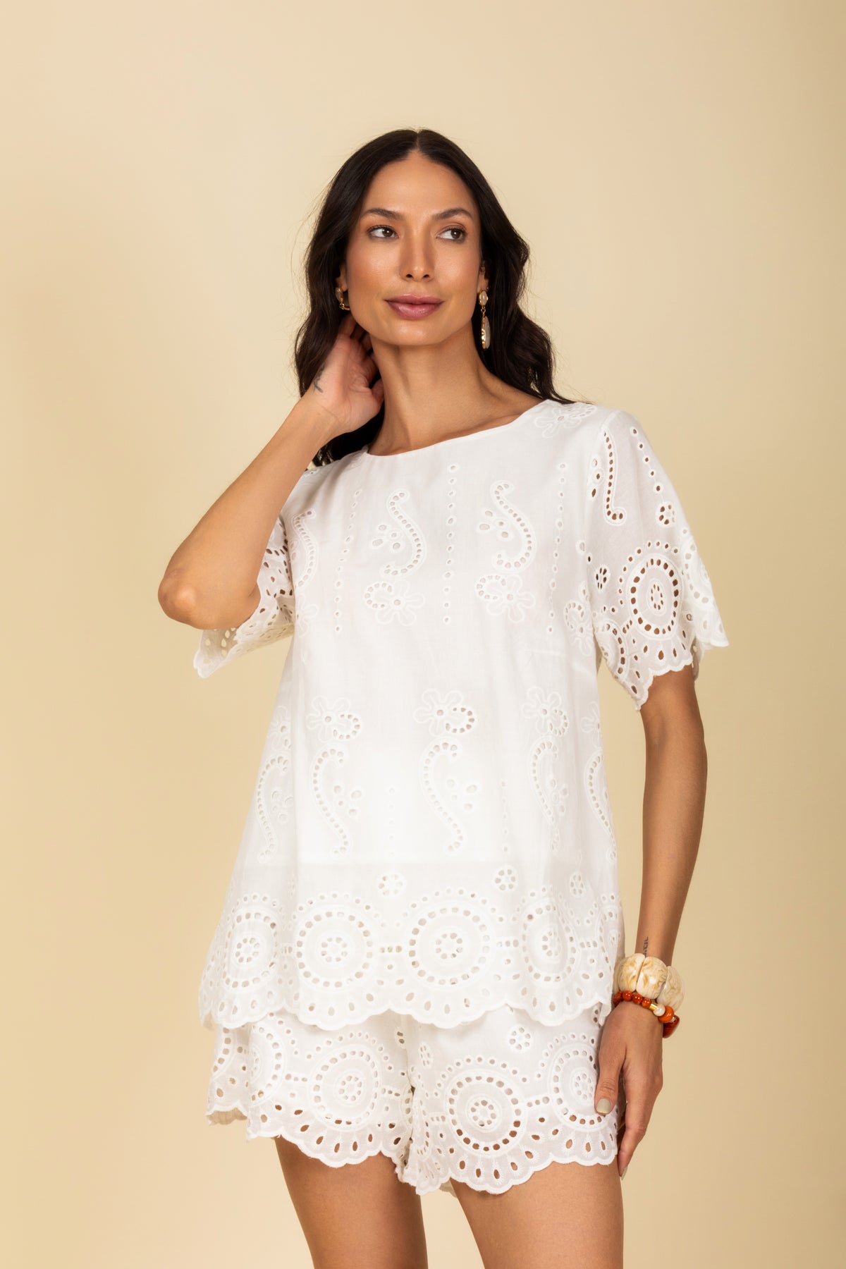 Conjunto short e blusa em laise branco - vista frontal
