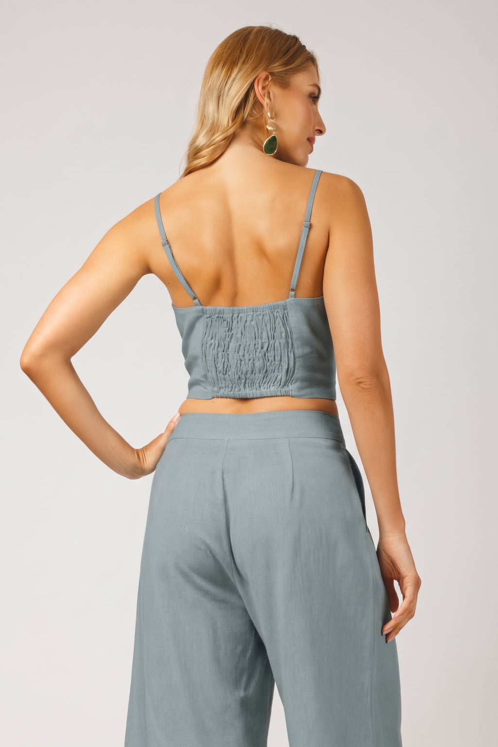 Cropped de alças finas com amarração frontal azul - detalhes posterior