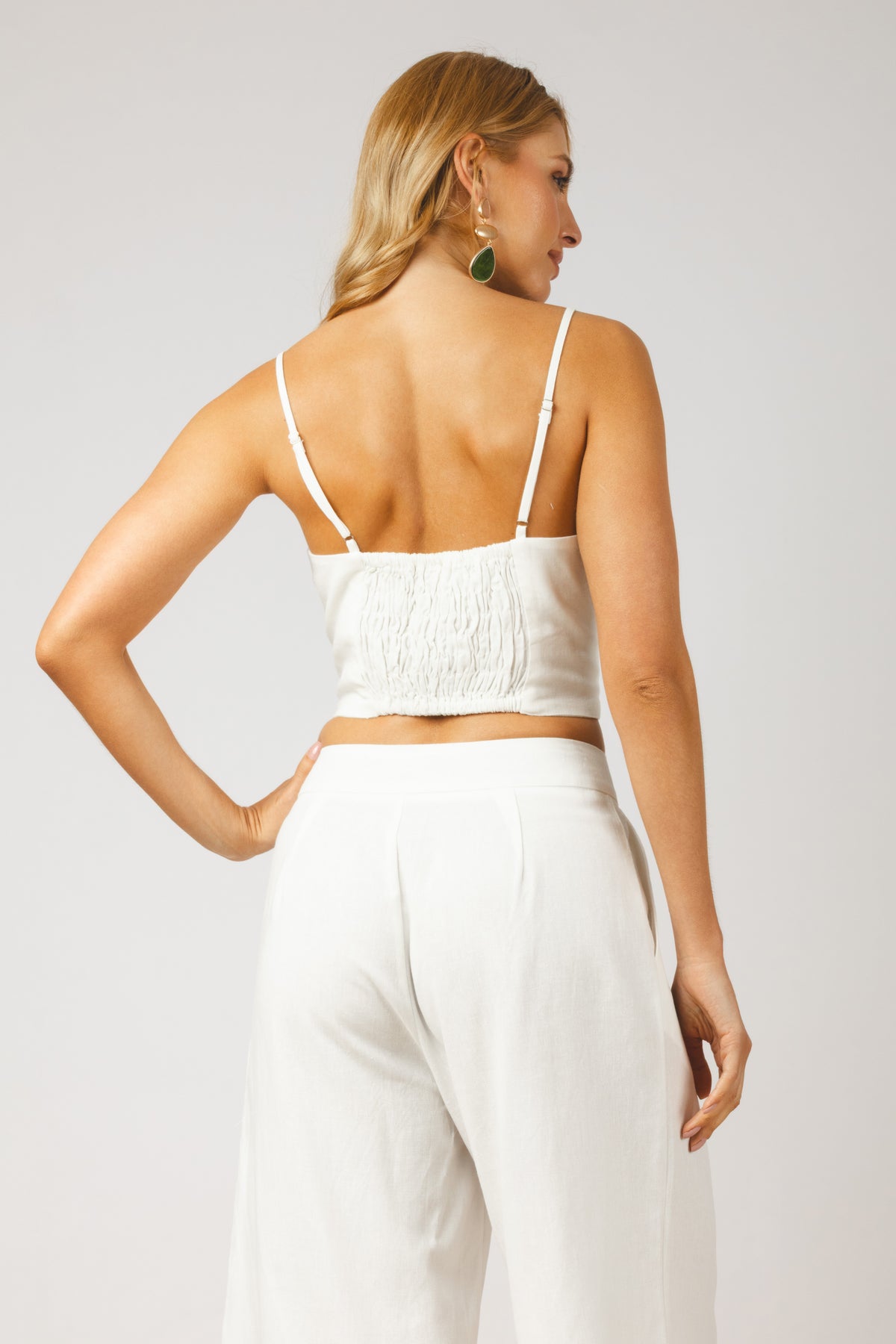 Cropped de alças finas com amarração frontal branco - vista posterior