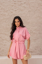 Macaquinho com cinto faixa e bolsos frontais