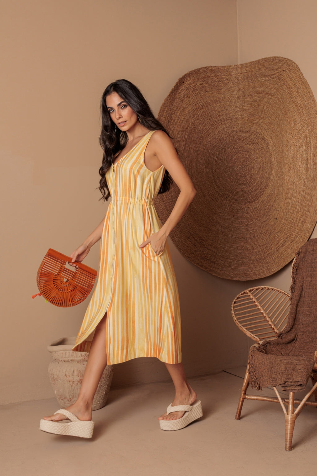 Vestido midi sem mangas