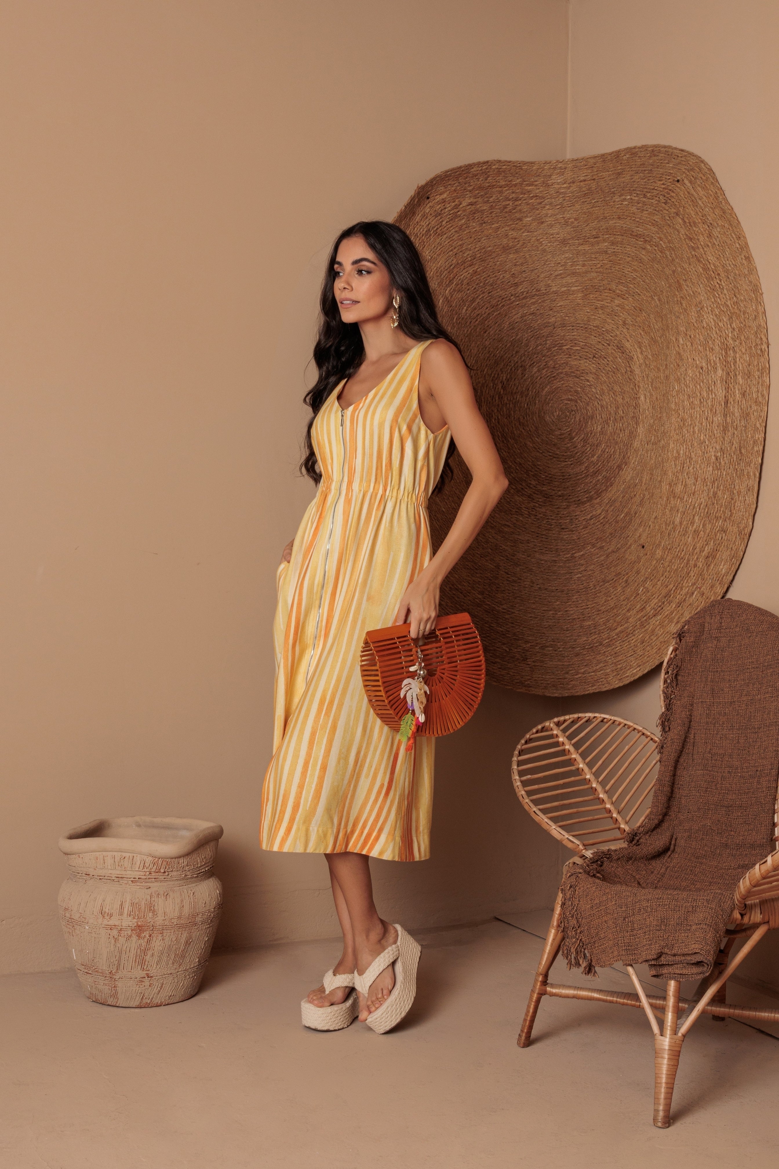 Vestido midi sem mangas