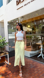 Saia midi com fenda frontal