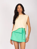 Short saia em tecido texturizado