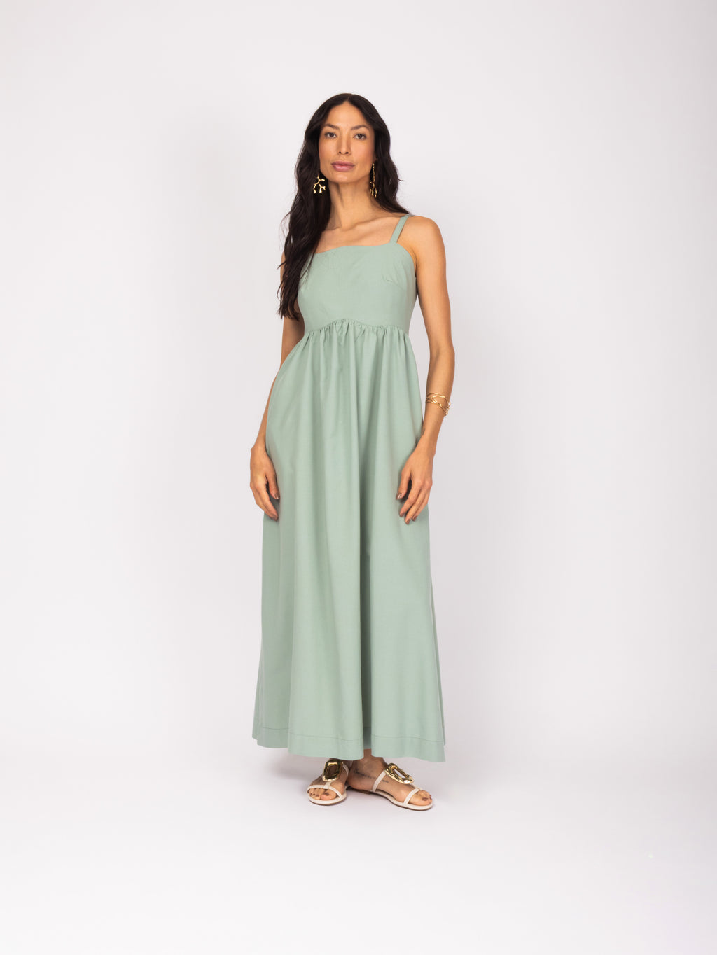Vestido midi evasê com alças finas