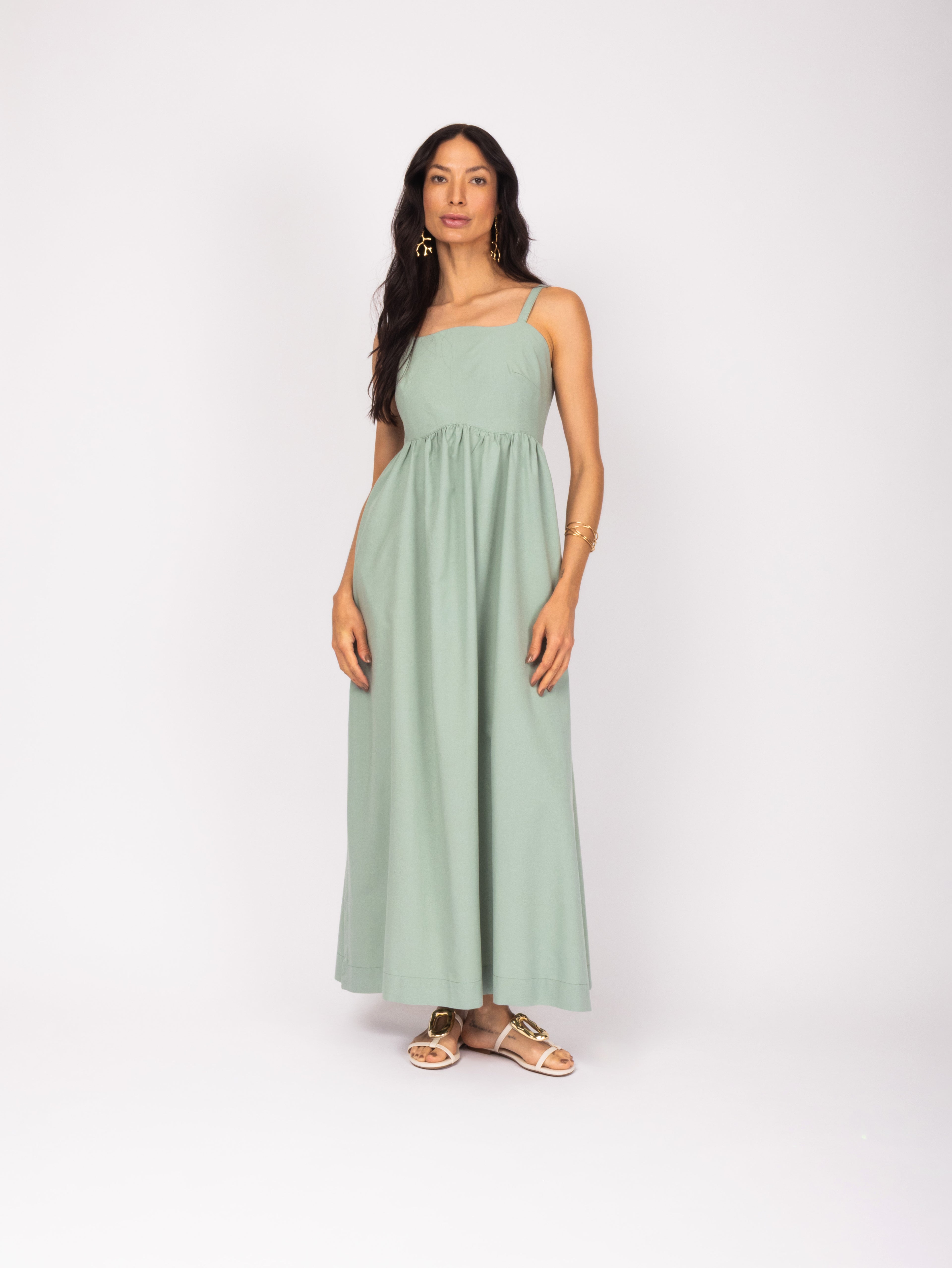 Vestido midi evasê com alças finas