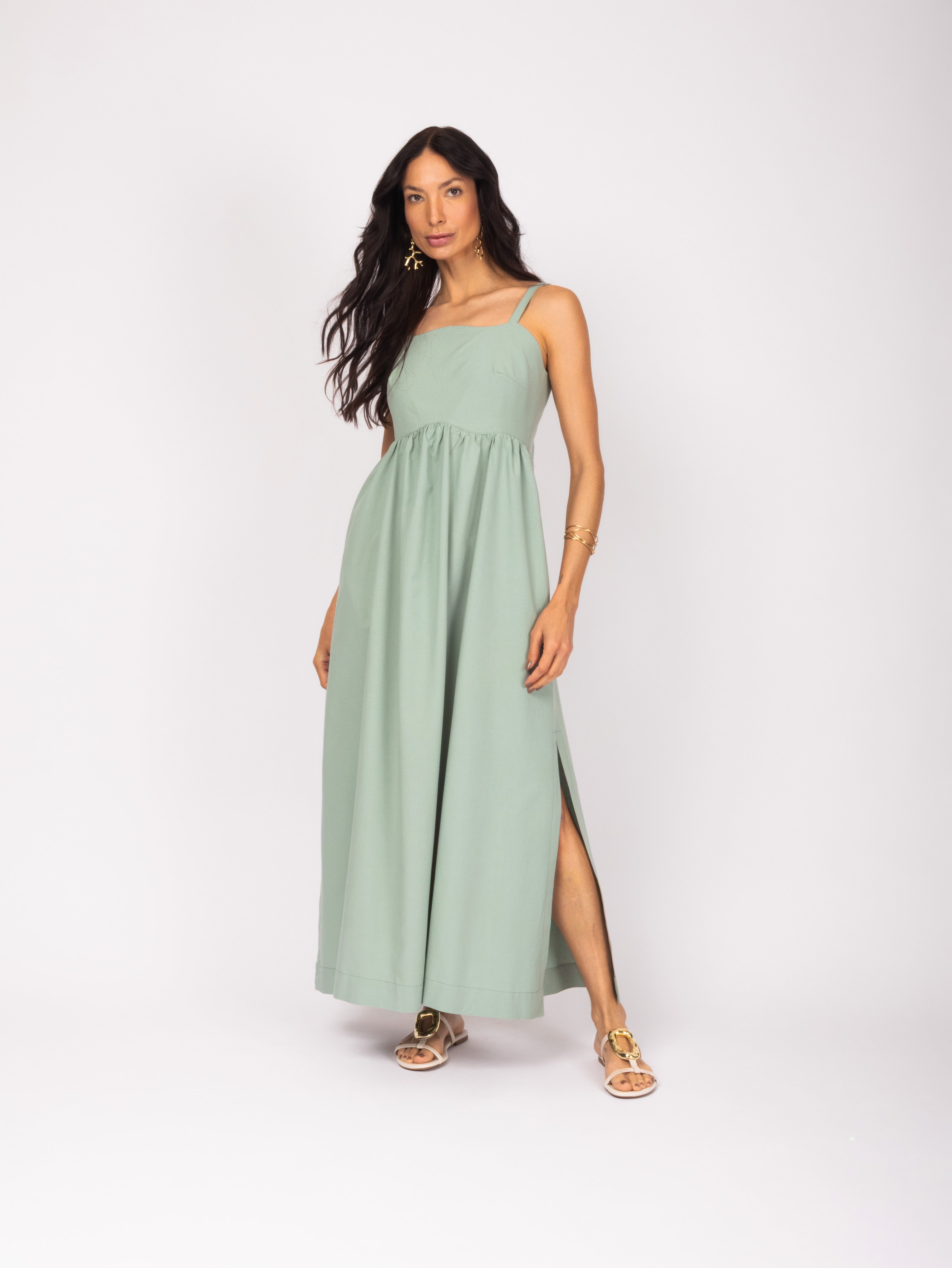 Vestido midi evasê com alças finas