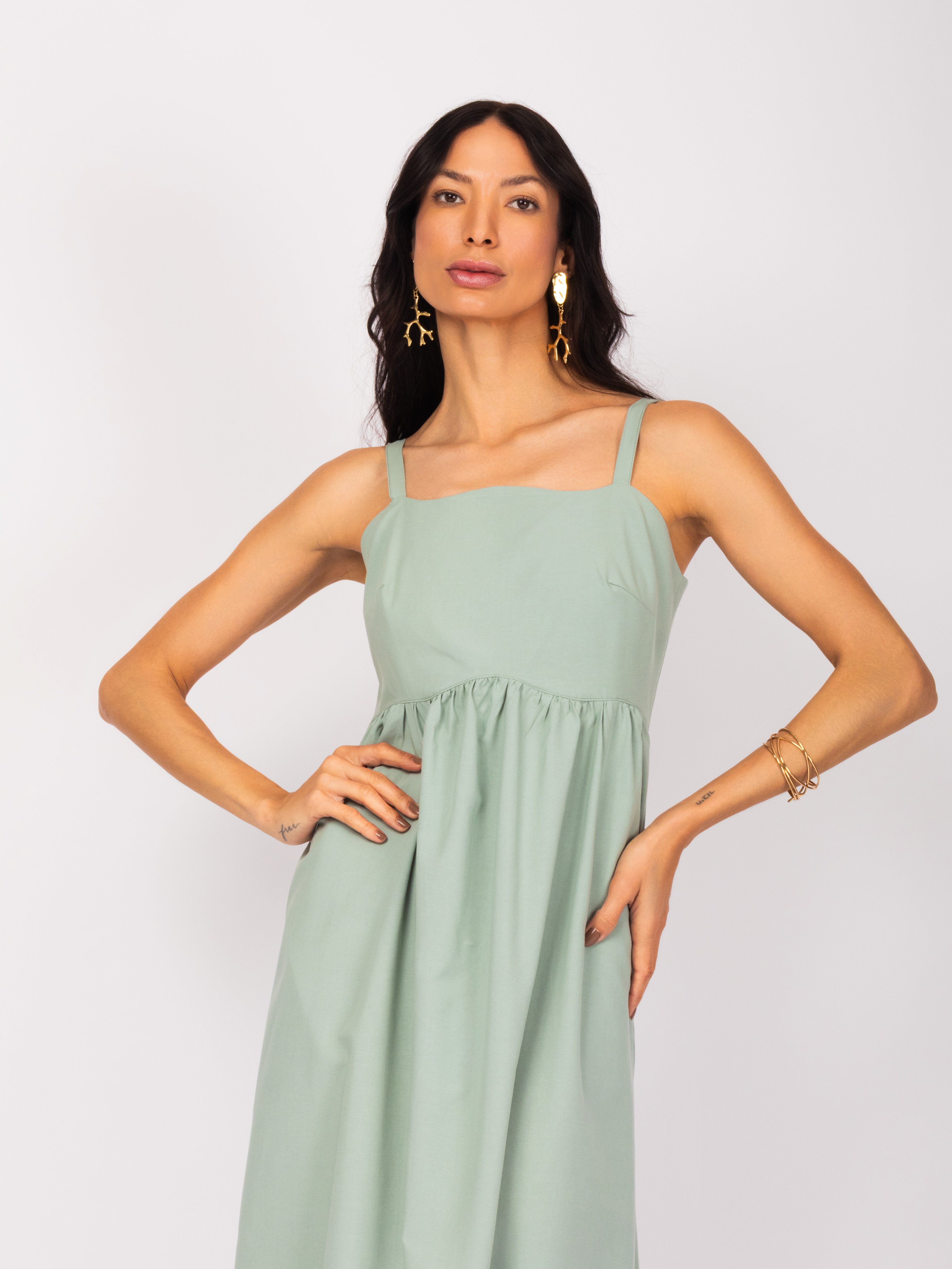 Vestido midi evasê com alças finas