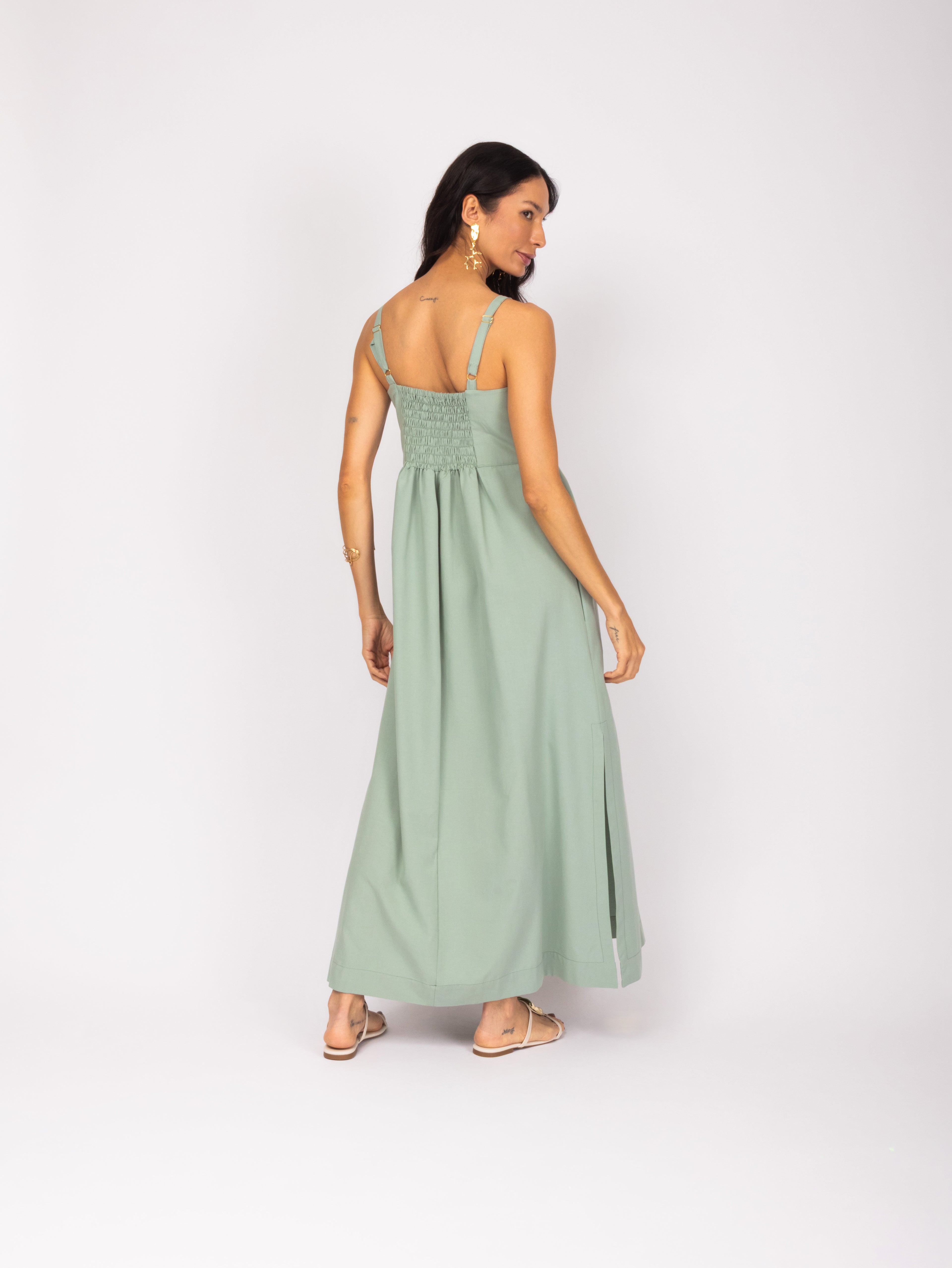 Vestido midi evasê com alças finas