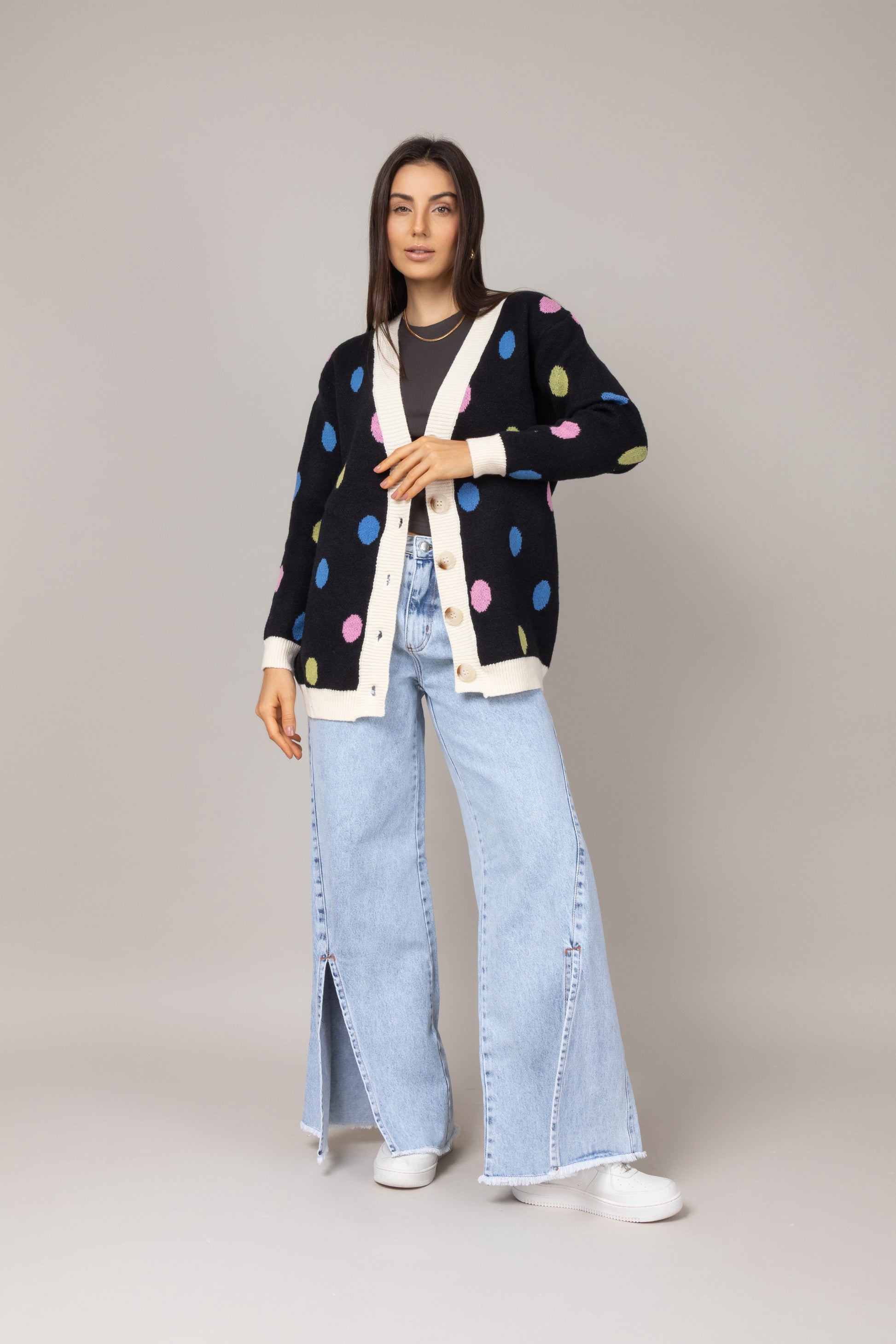 Calça jeans com abertura frontal