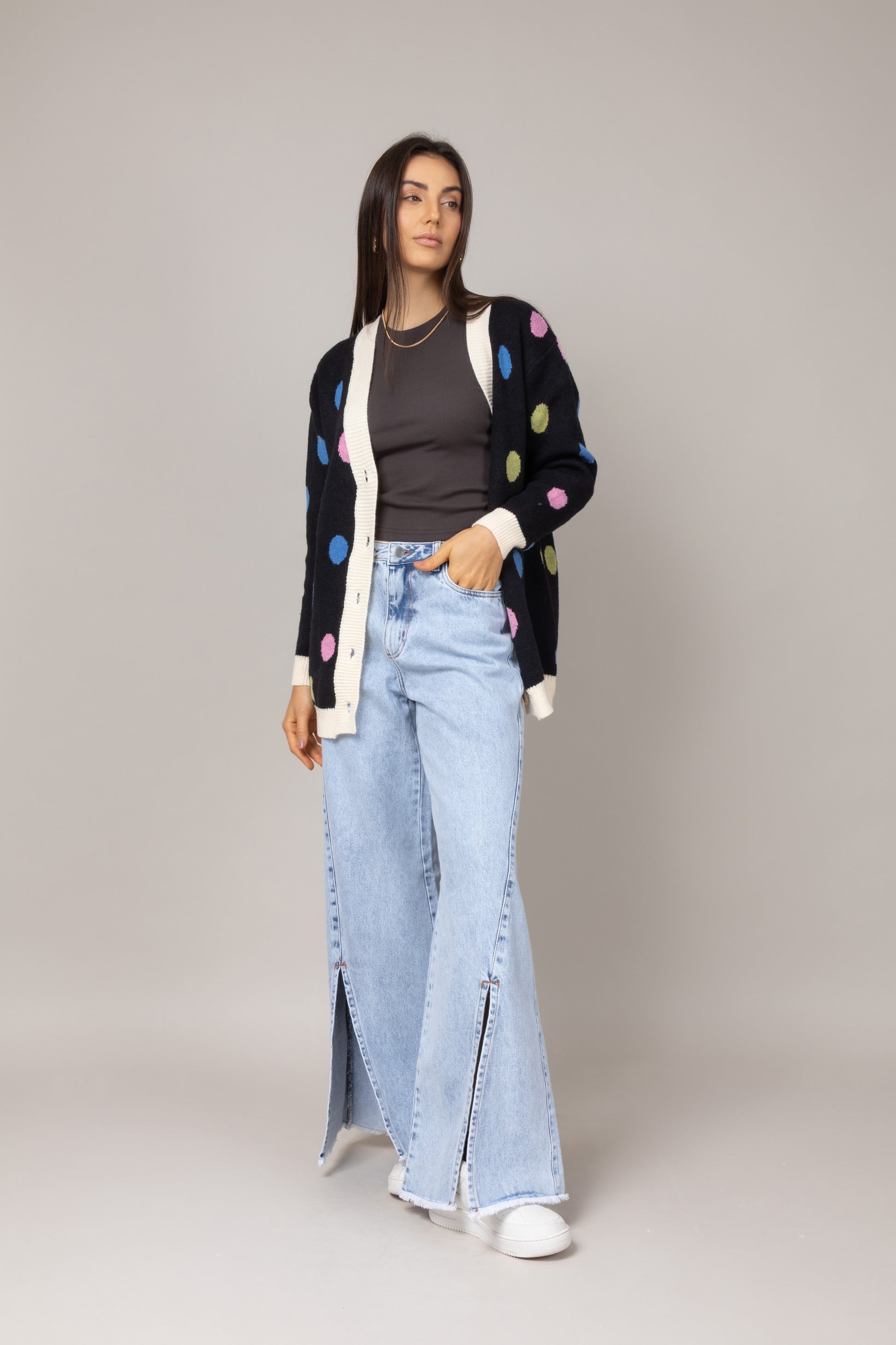Calça jeans com abertura frontal