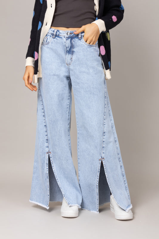 Calça jeans com abertura frontal