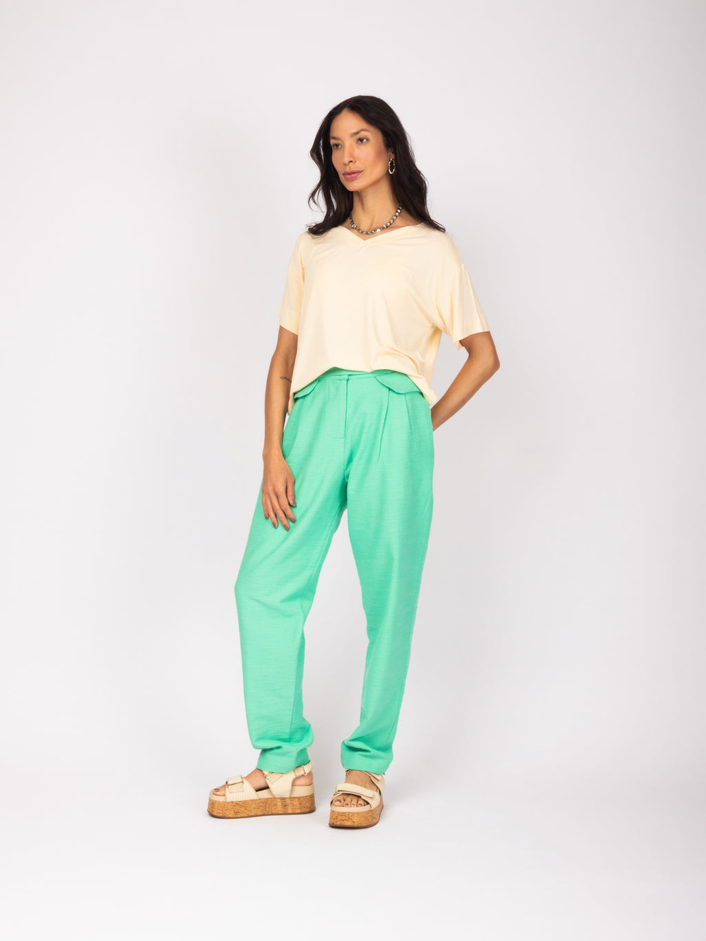 Calça com pala e botão decorativo