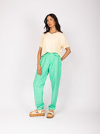 Calça com pala e botão decorativo