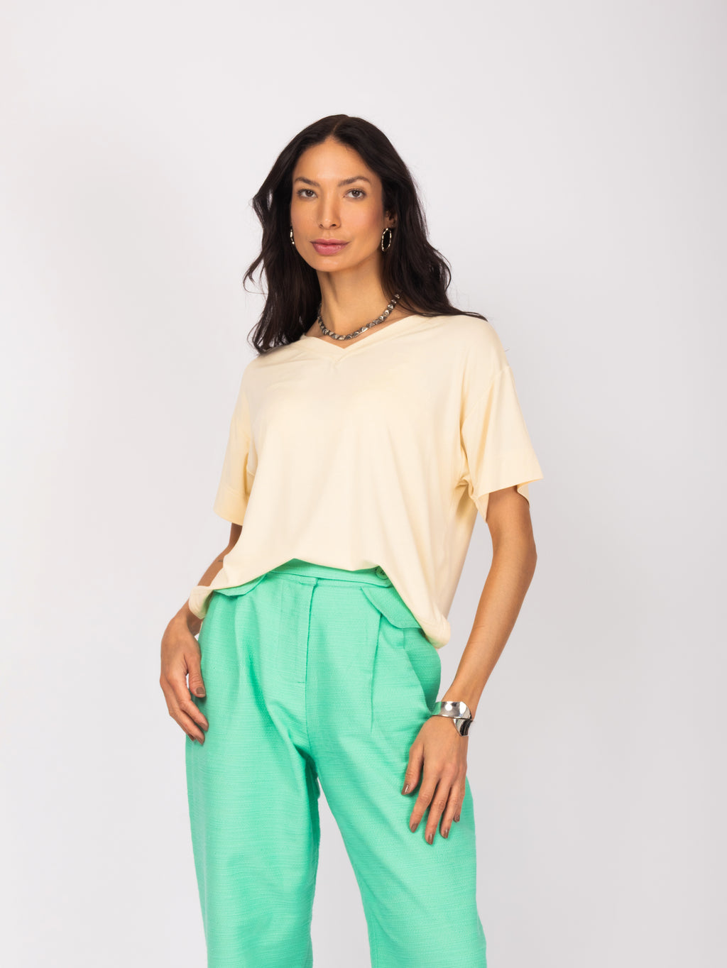 Calça com pala e botão decorativo