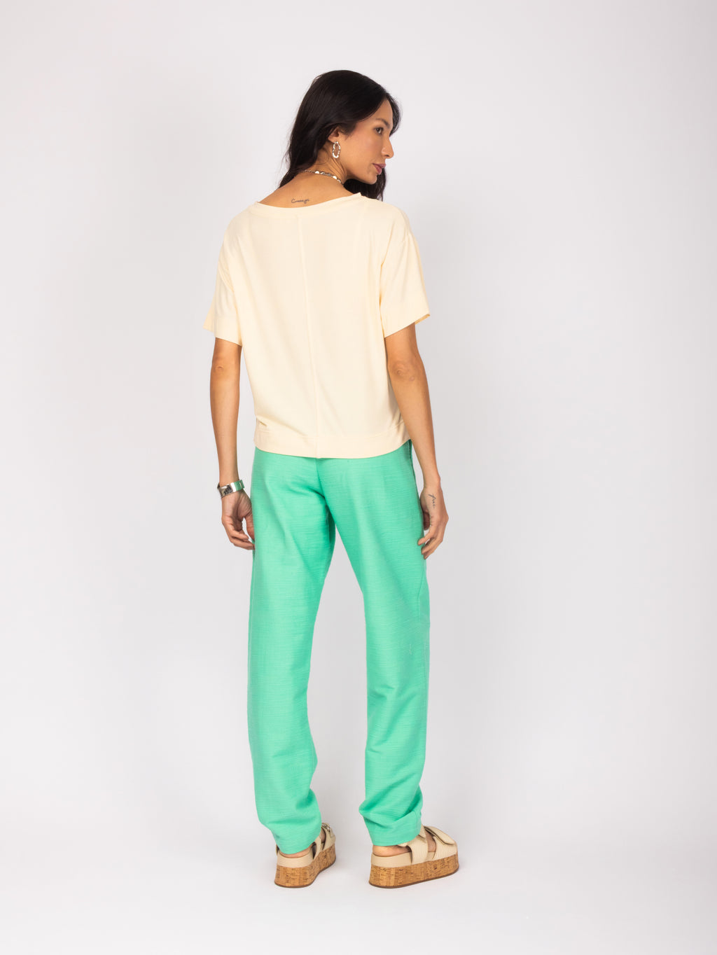 Calça com pala e botão decorativo