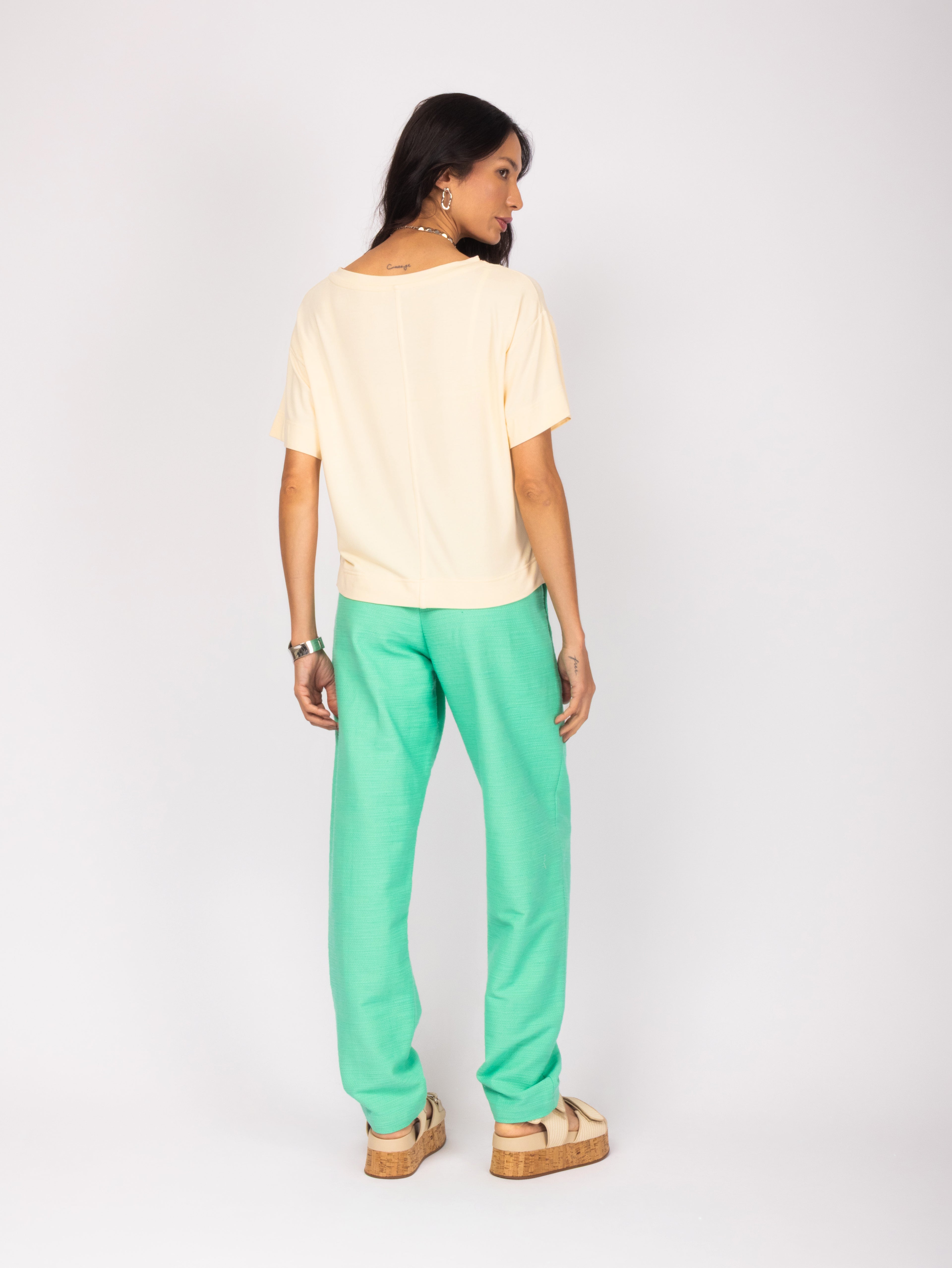 Calça com pala e botão decorativo