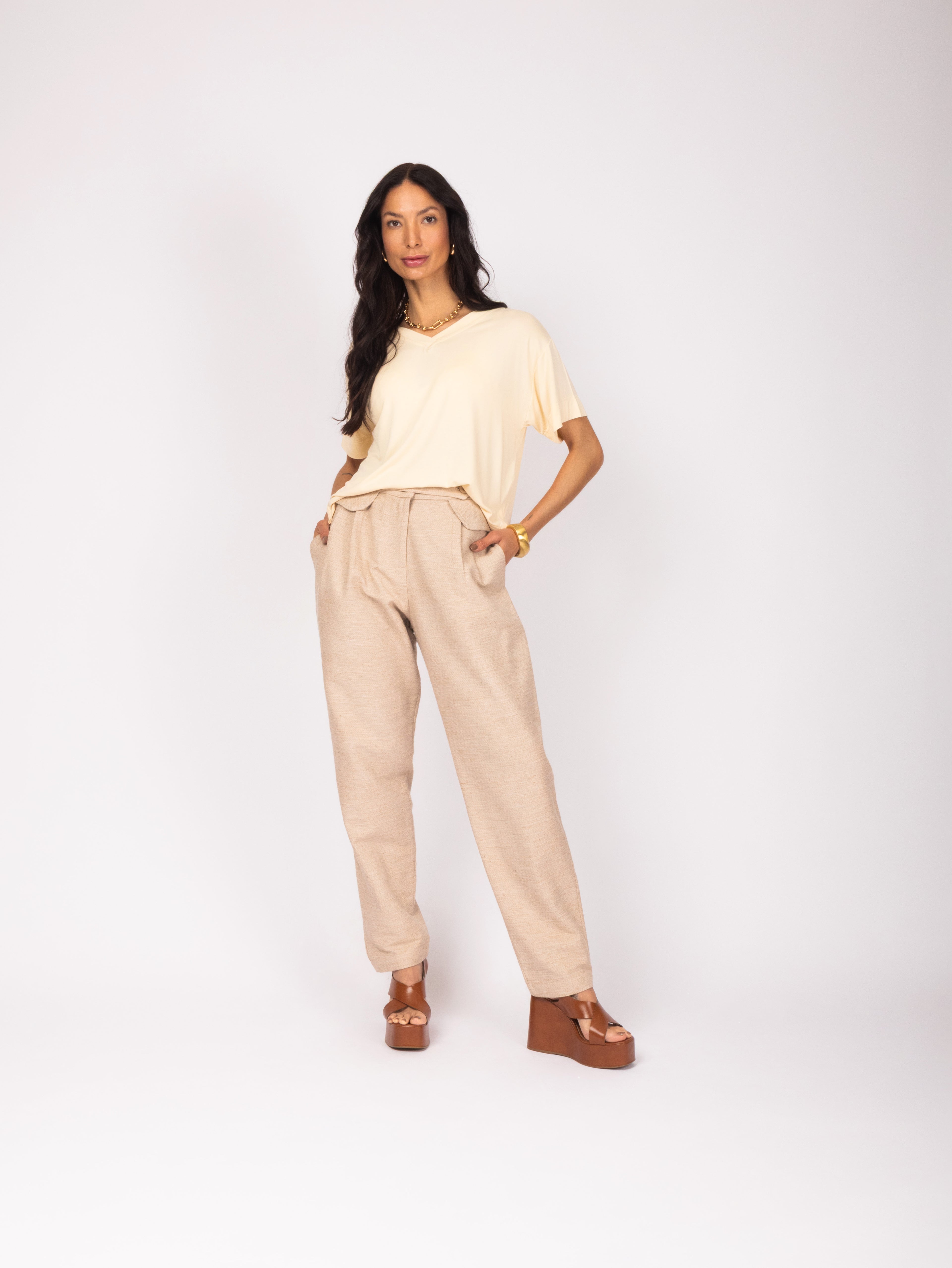 Calça com pala e botão decorativo