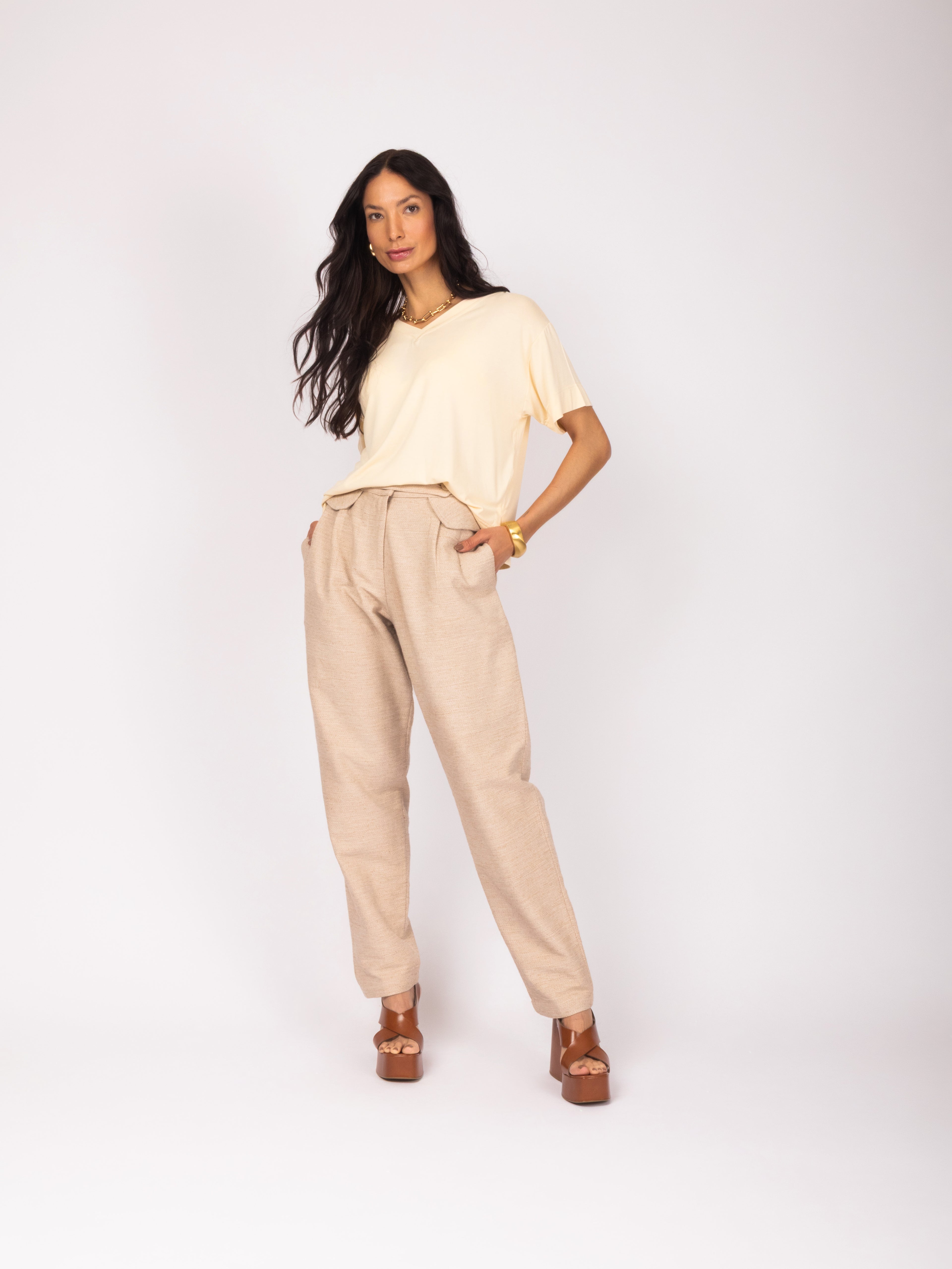 Calça com pala e botão decorativo