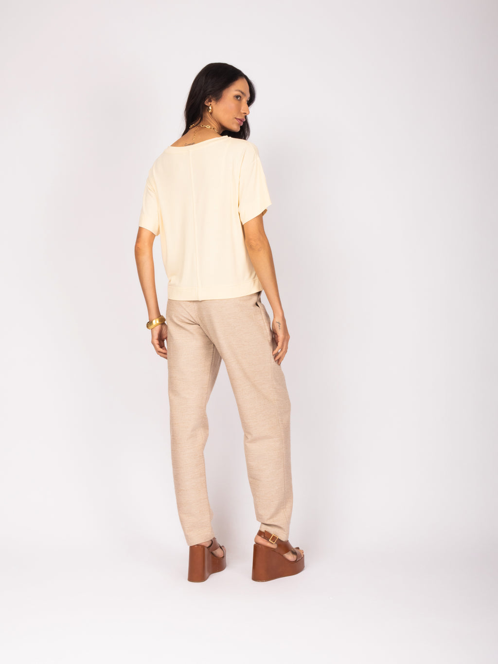 Calça com pala e botão decorativo