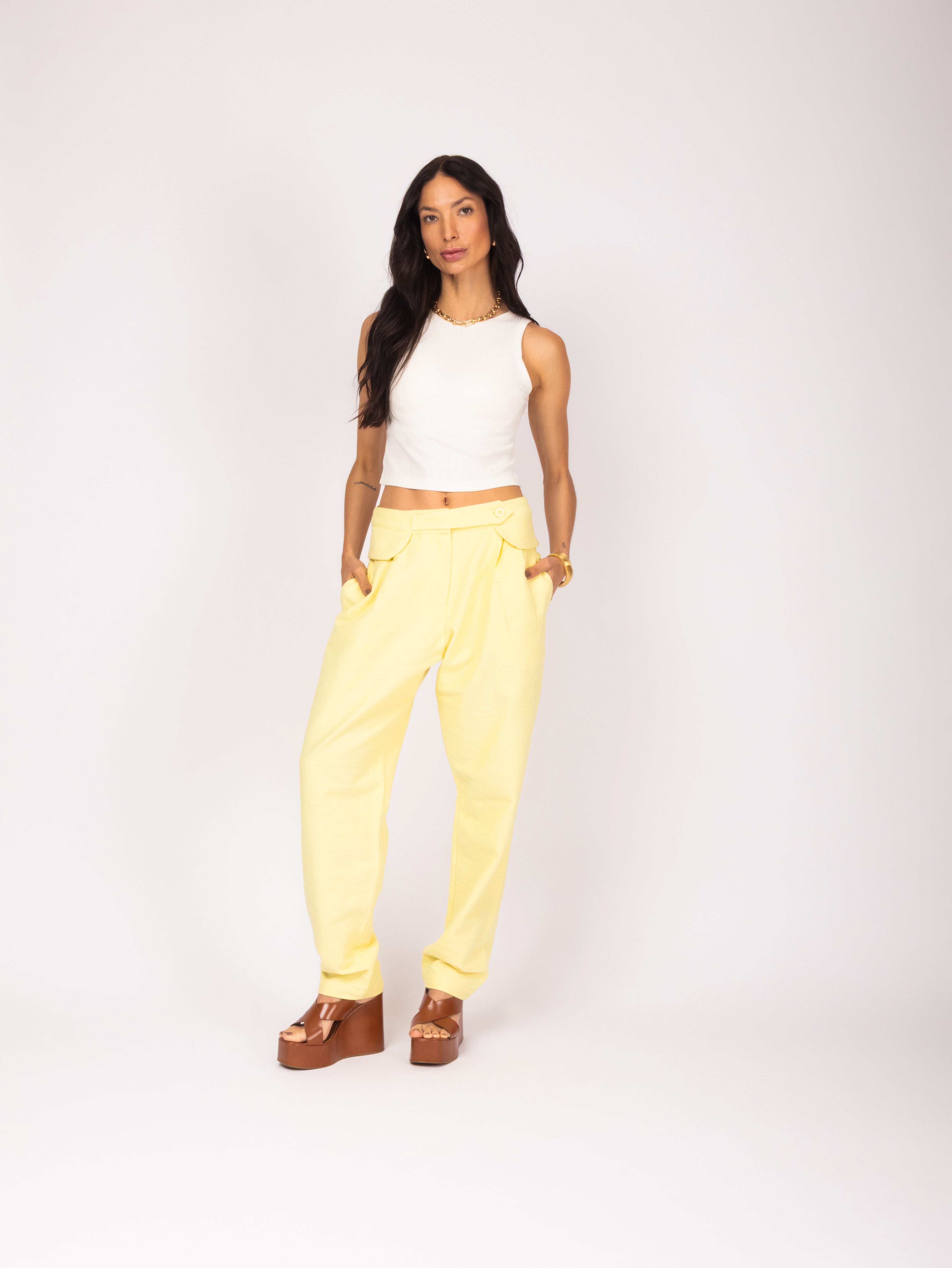 Calça com pala e botão decorativo