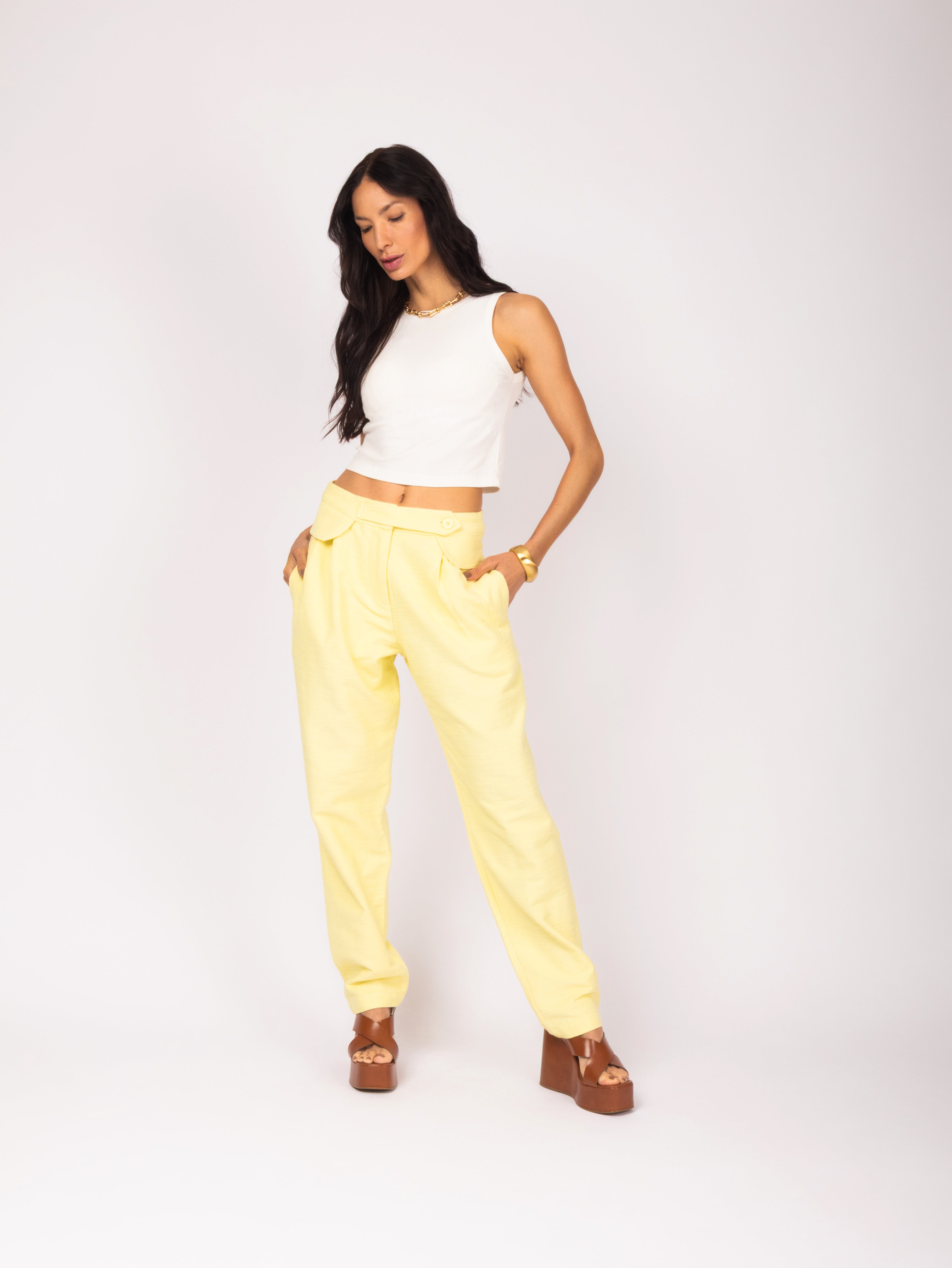 Calça com pala e botão decorativo