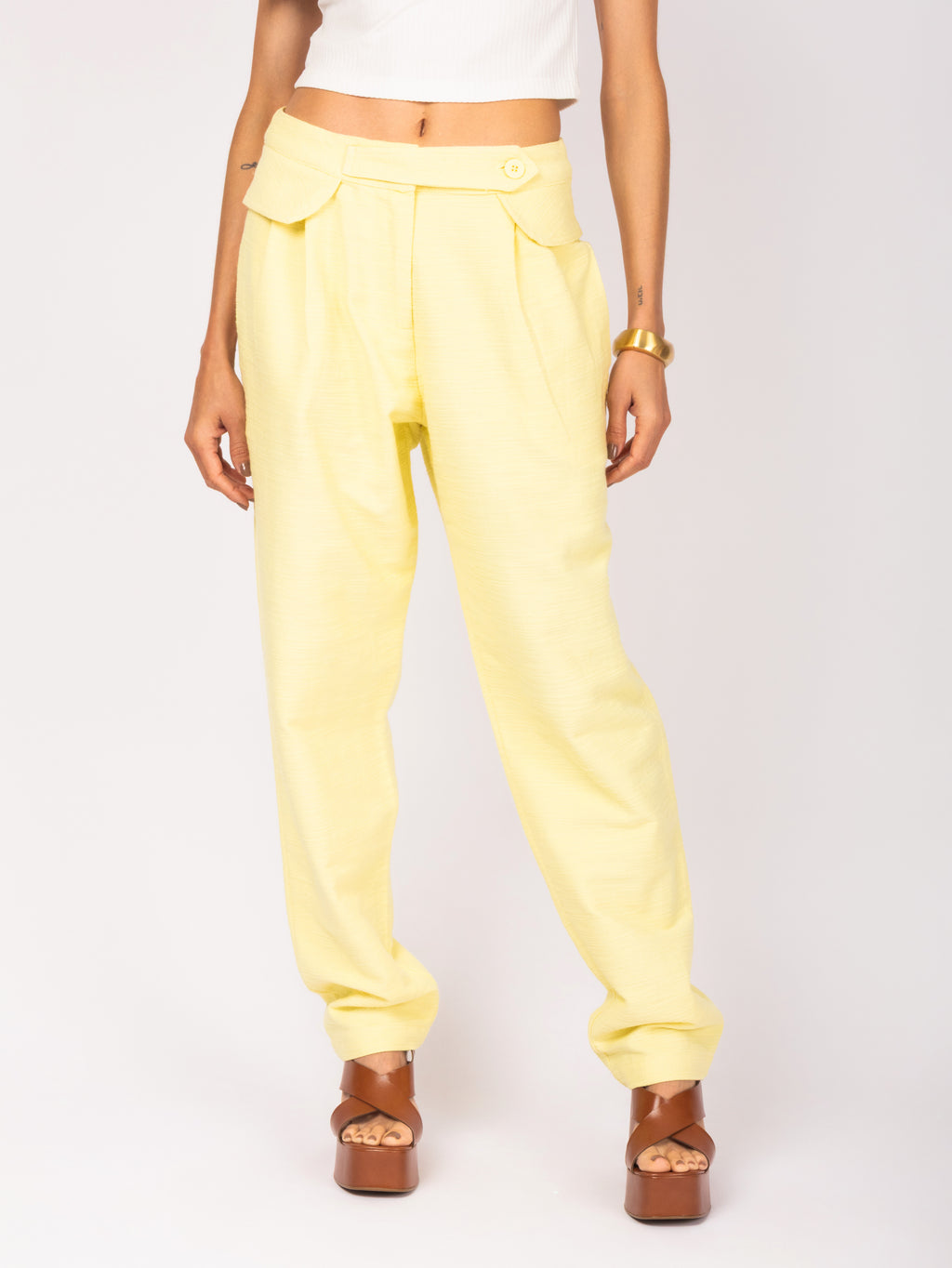 Calça com pala e botão decorativo