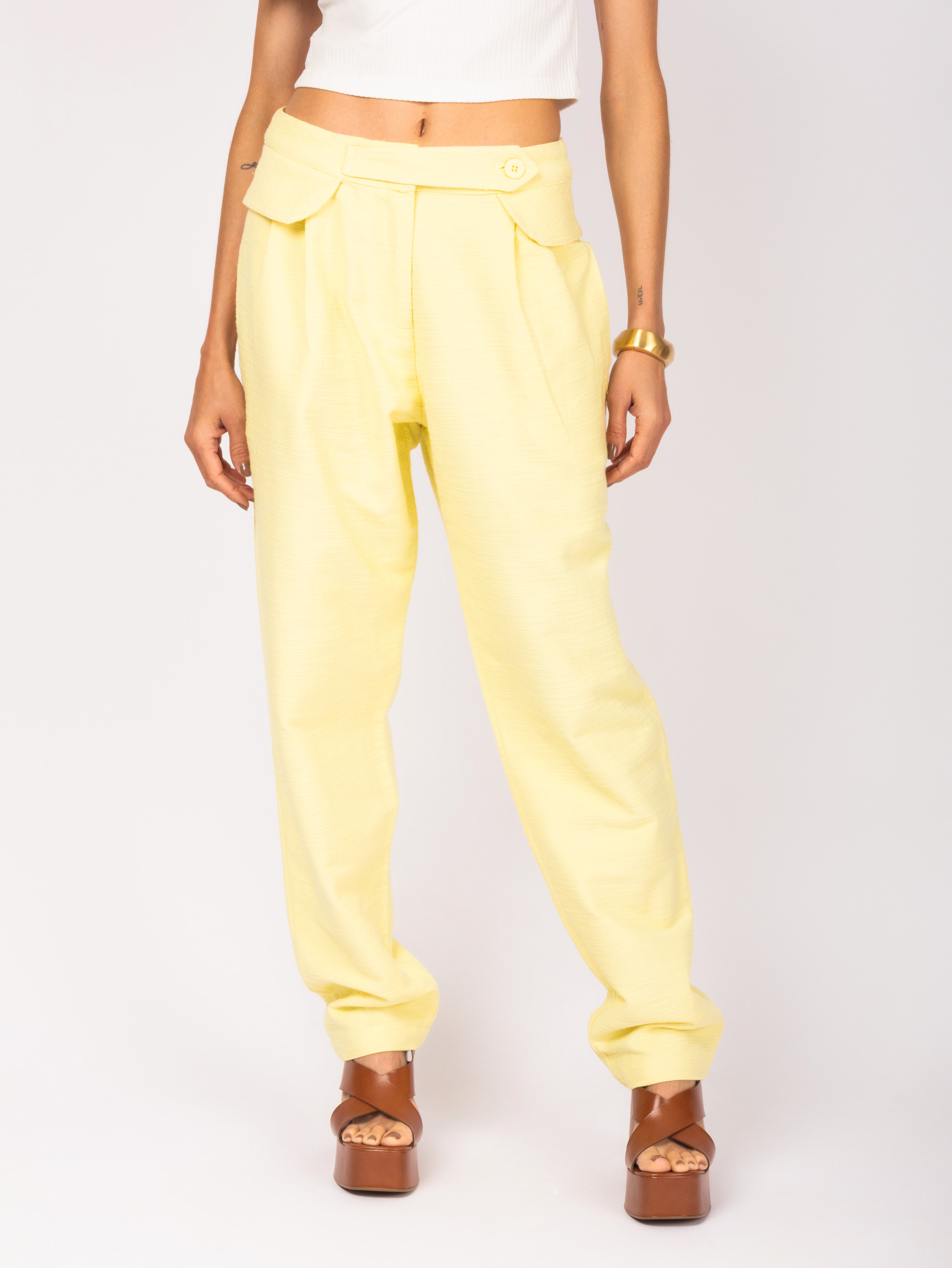 Calça com pala e botão decorativo