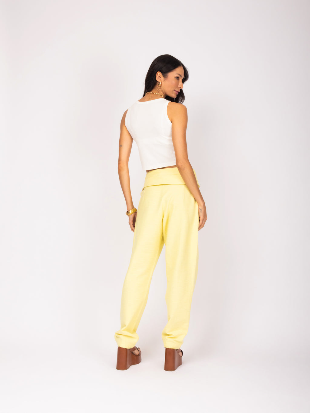 Calça com pala e botão decorativo