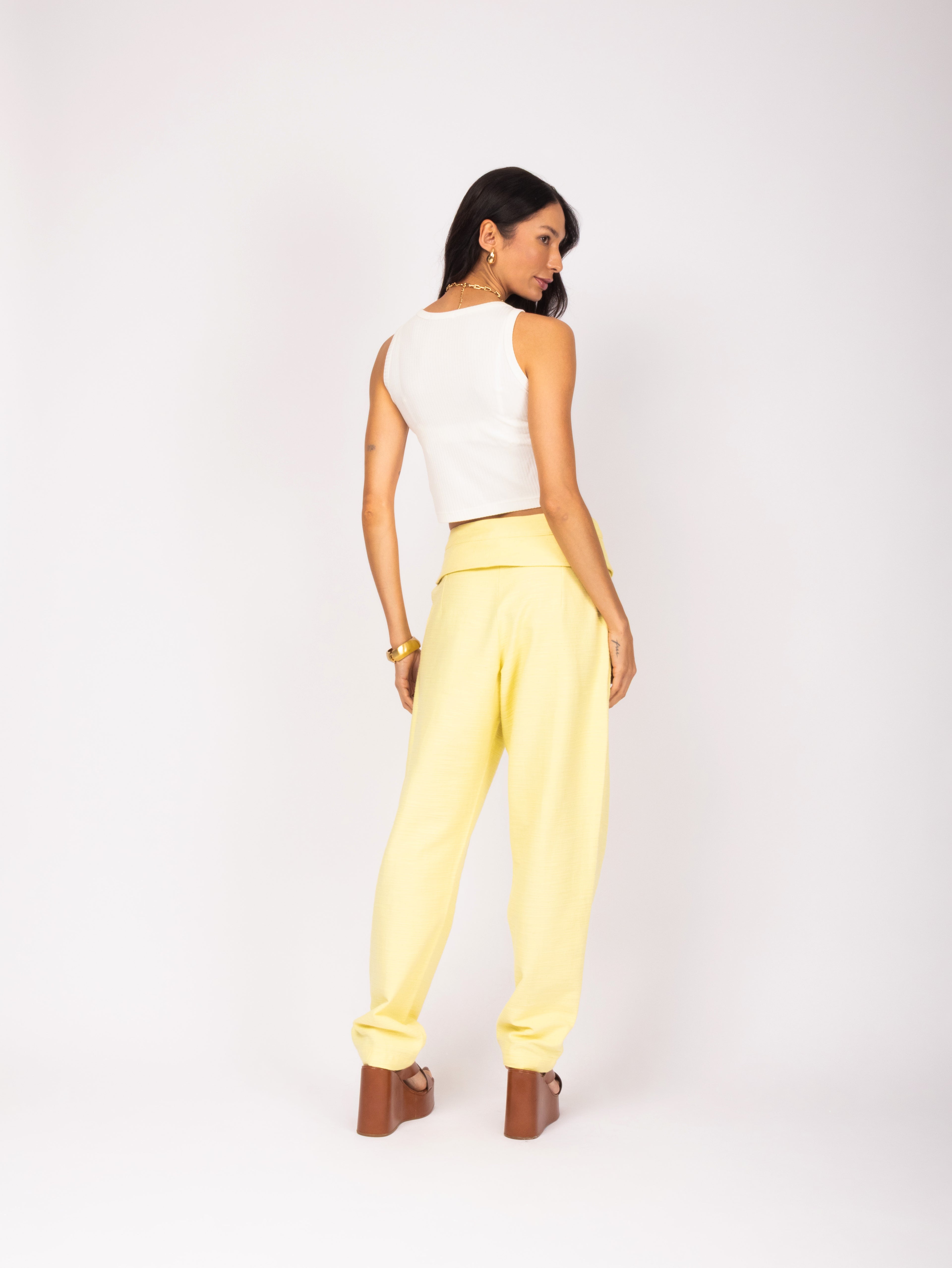 Calça com pala e botão decorativo