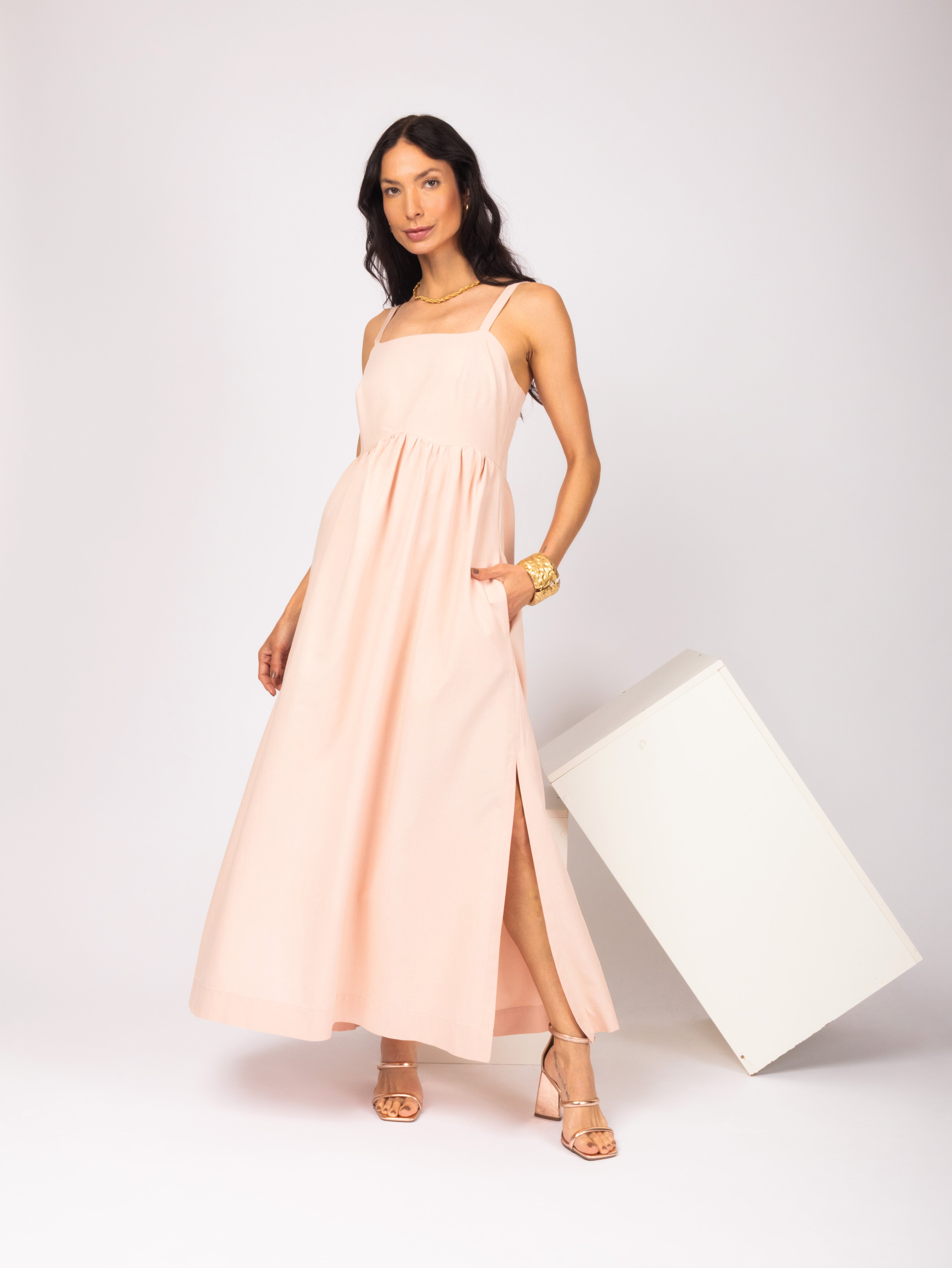 Vestido midi evasê com alças finas
