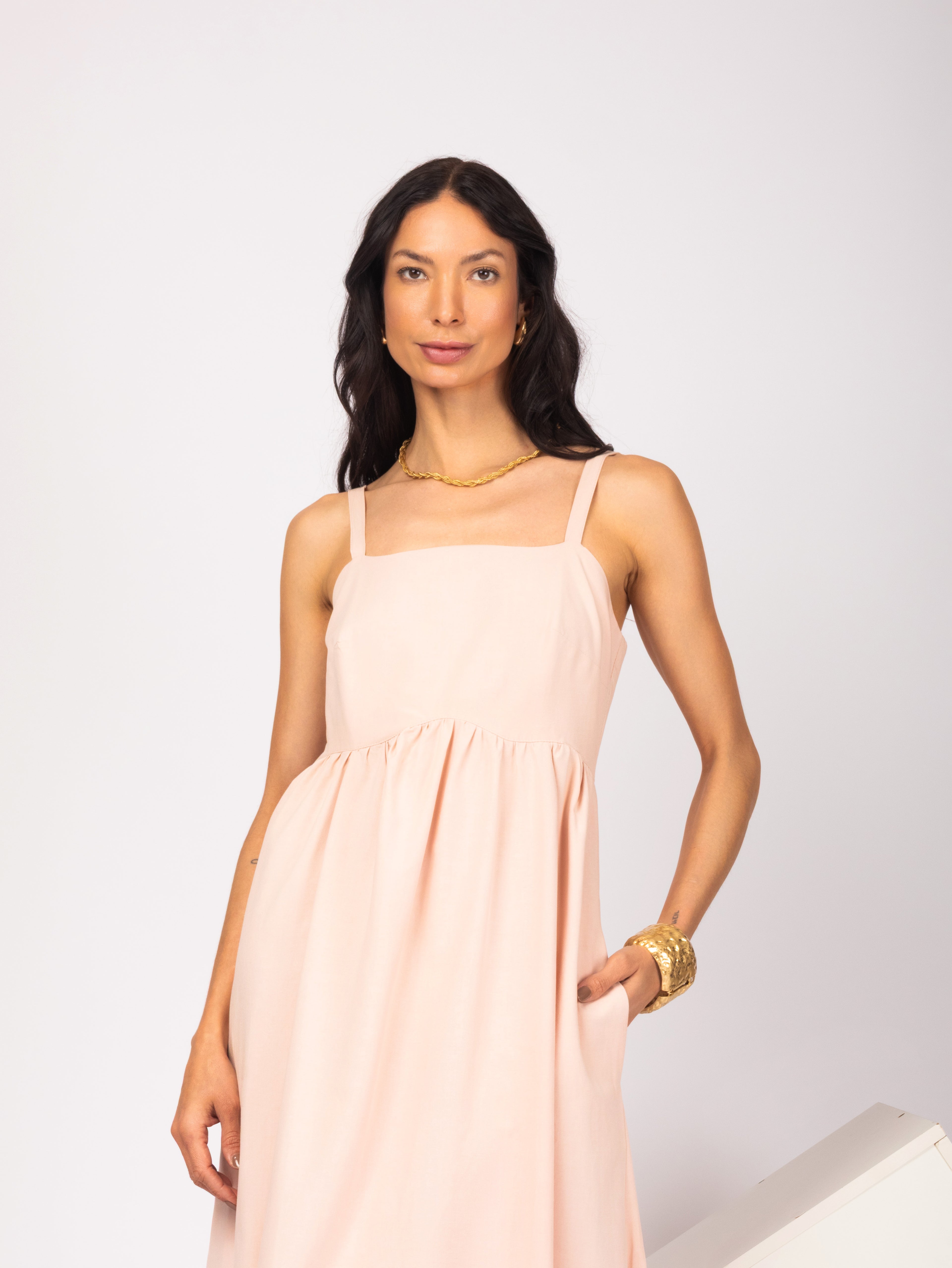 Vestido midi evasê com alças finas