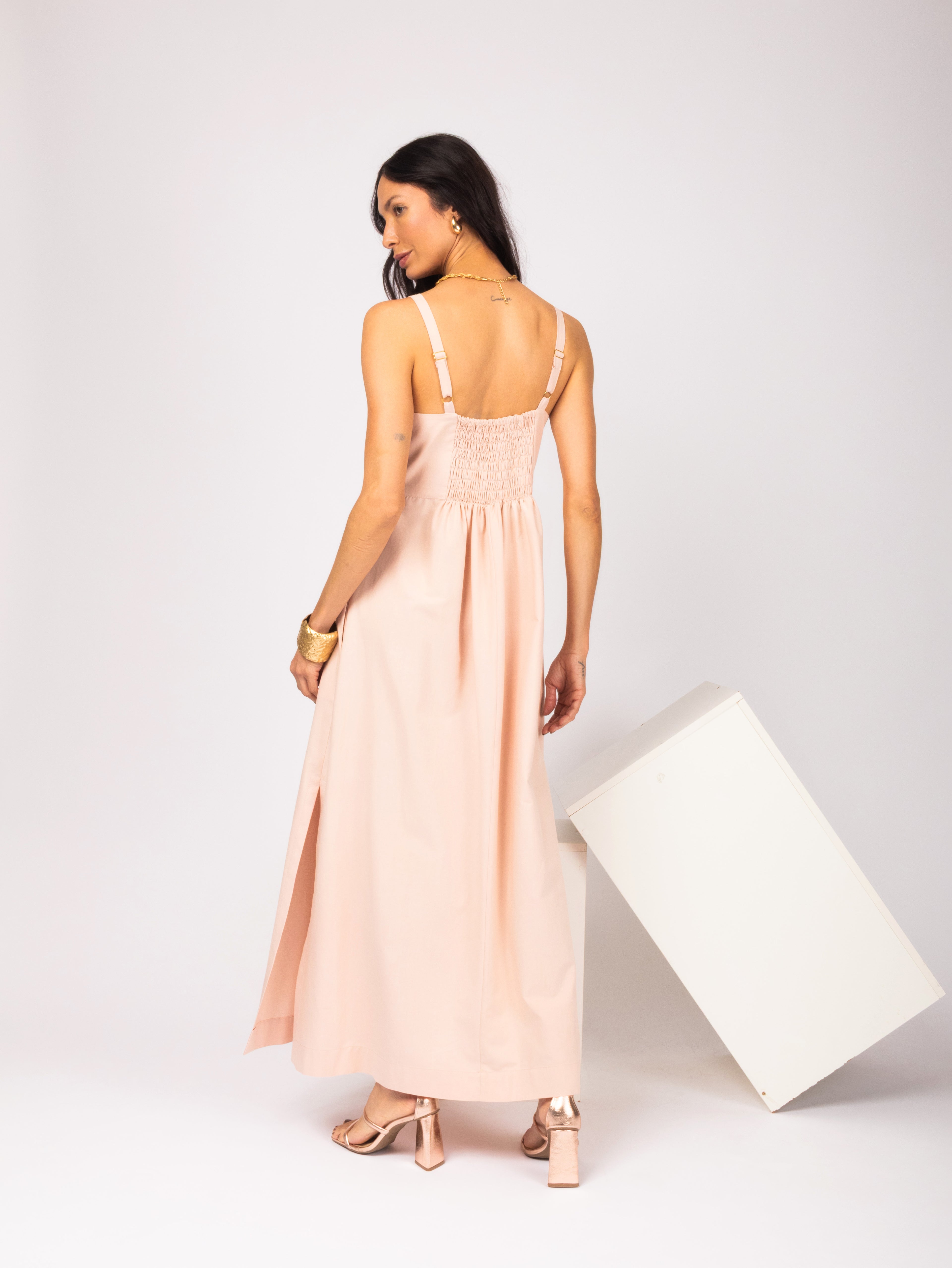Vestido midi evasê com alças finas