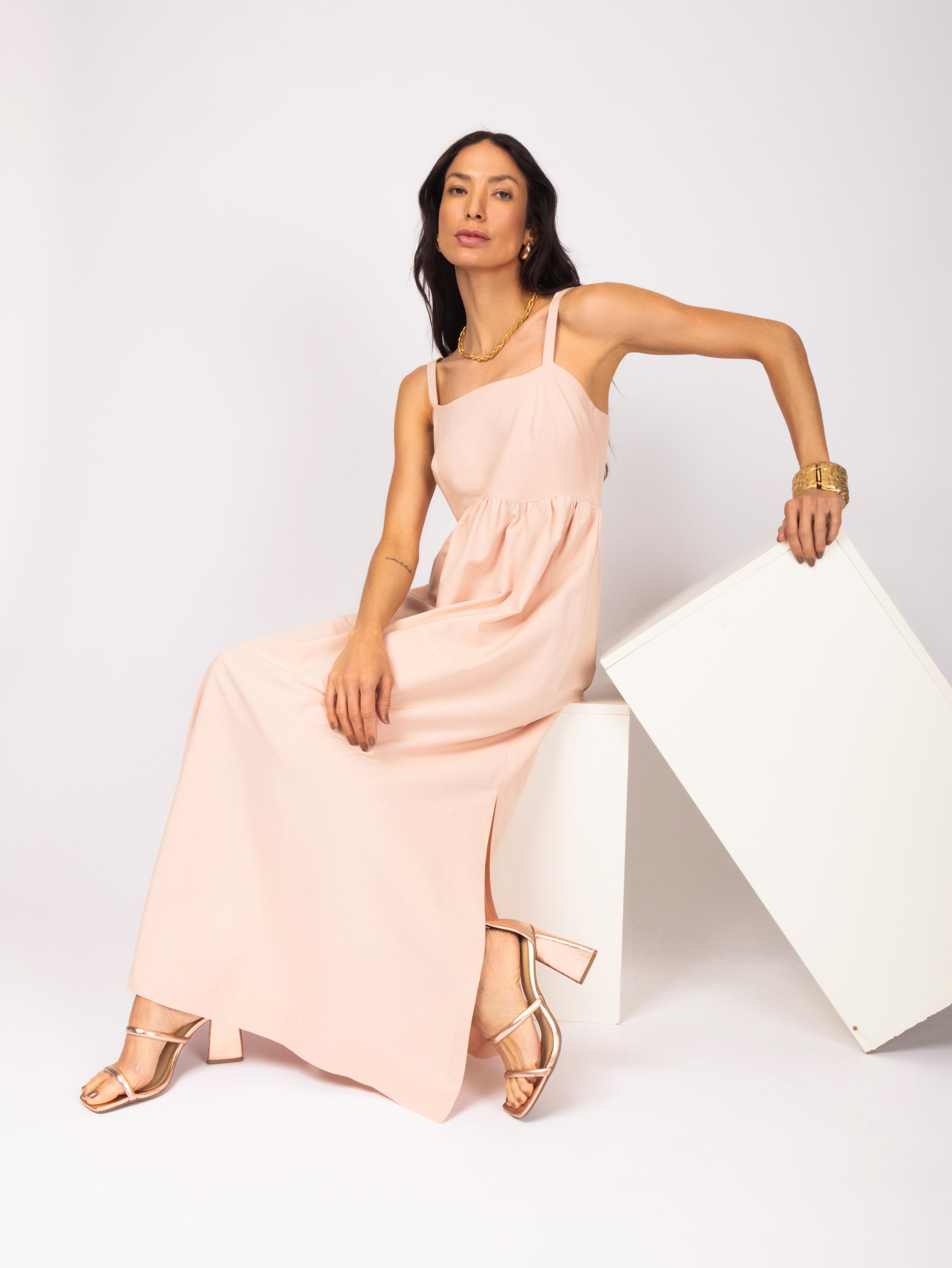 Vestido midi evasê com alças finas