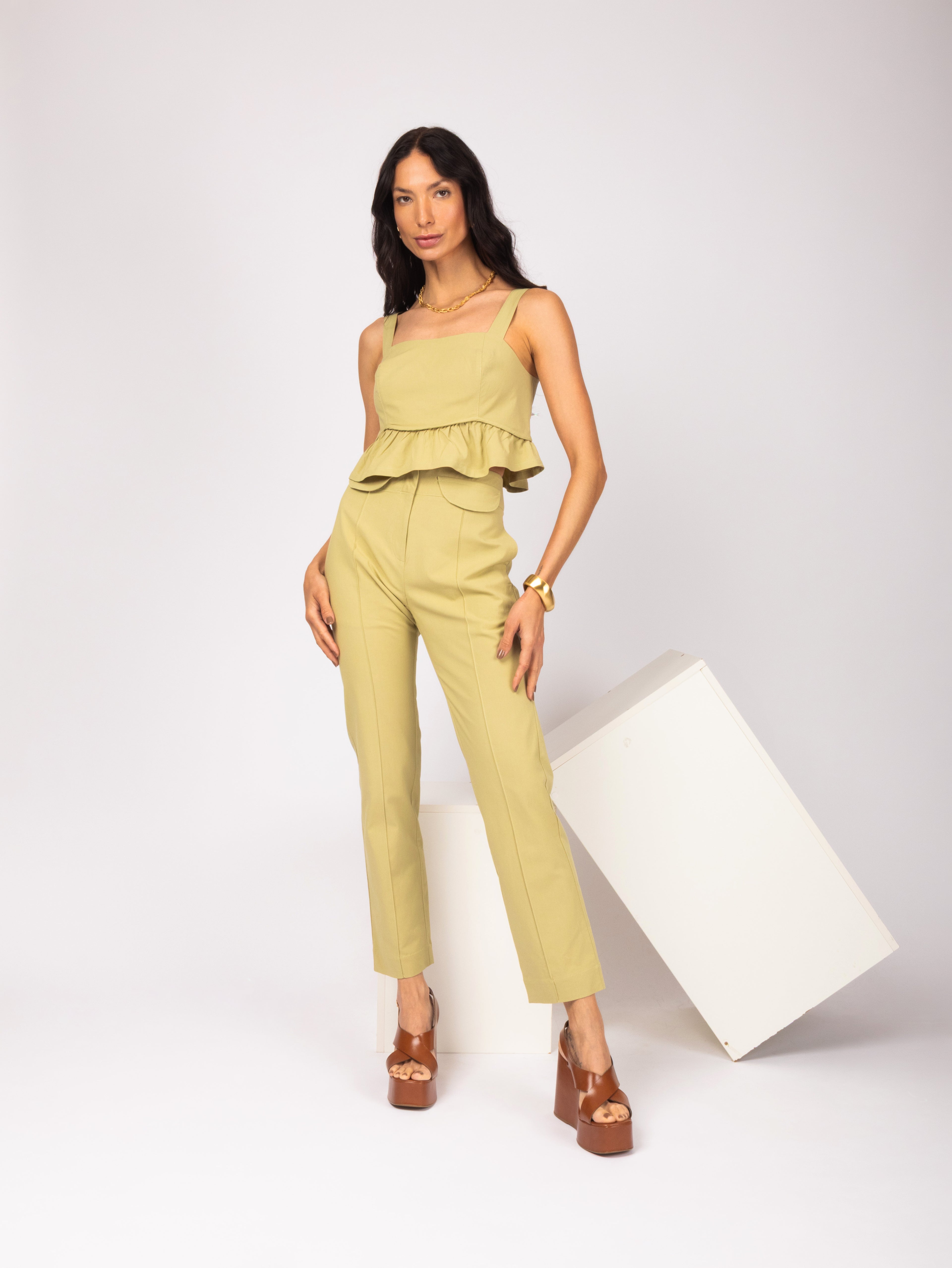 Conjunto alfaiataria com cropped peplum